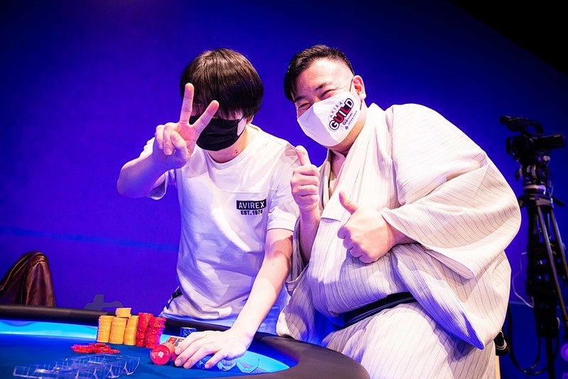 ​優勝したOHIRUさん（左）と準優勝の楽大さん（右）