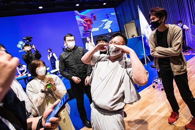  勝負が決し、OHIRUさんと称えあった後ステージを降りると、楽大さんに多くの仲間が駆け寄った。