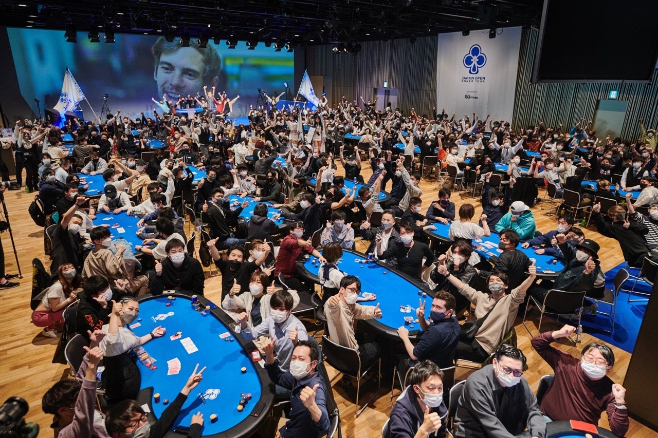 会場を埋め尽くすプレイヤー