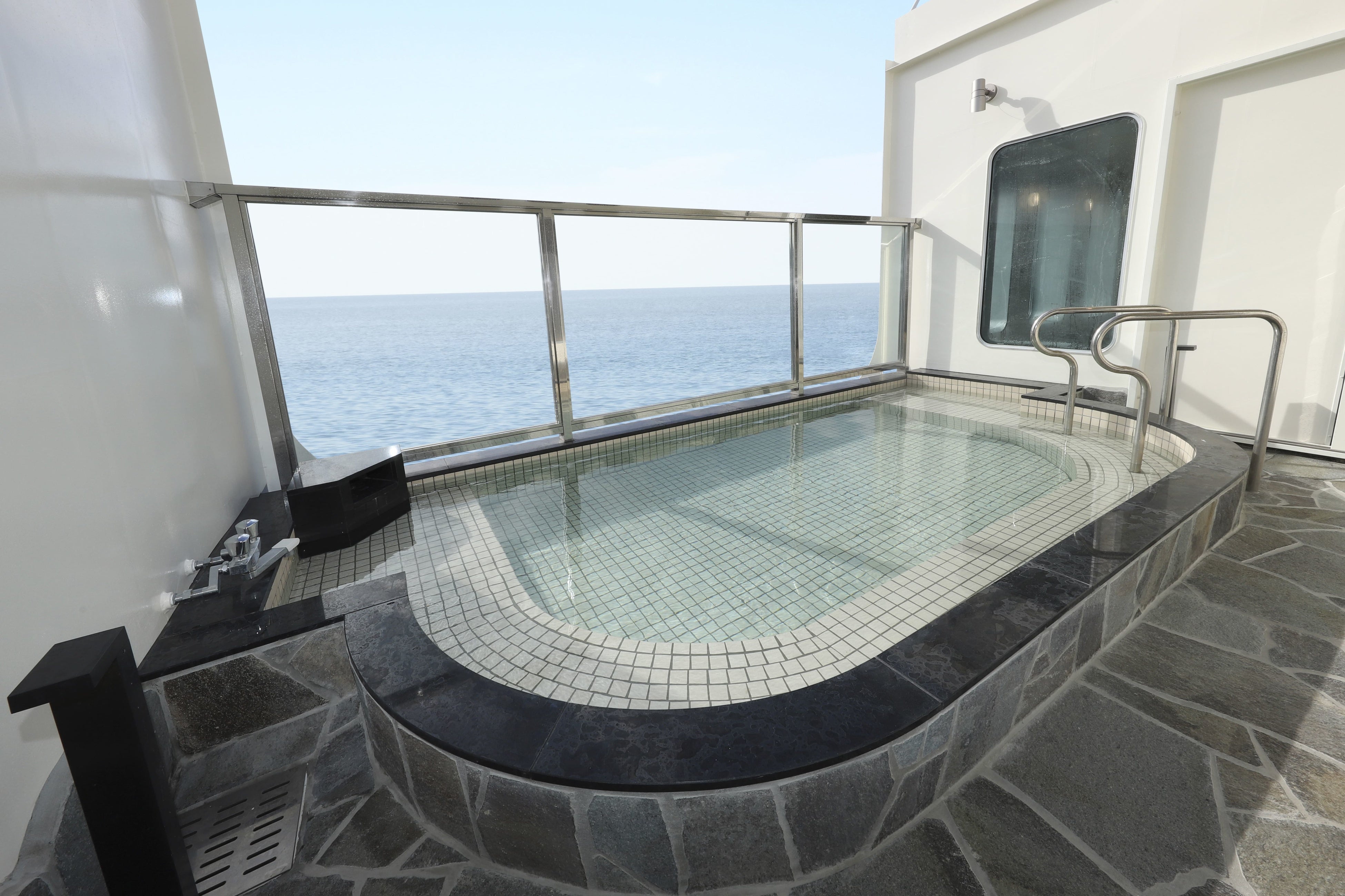 横須賀～新門司間を航行する「はまゆう」・「それいゆ」露天風呂