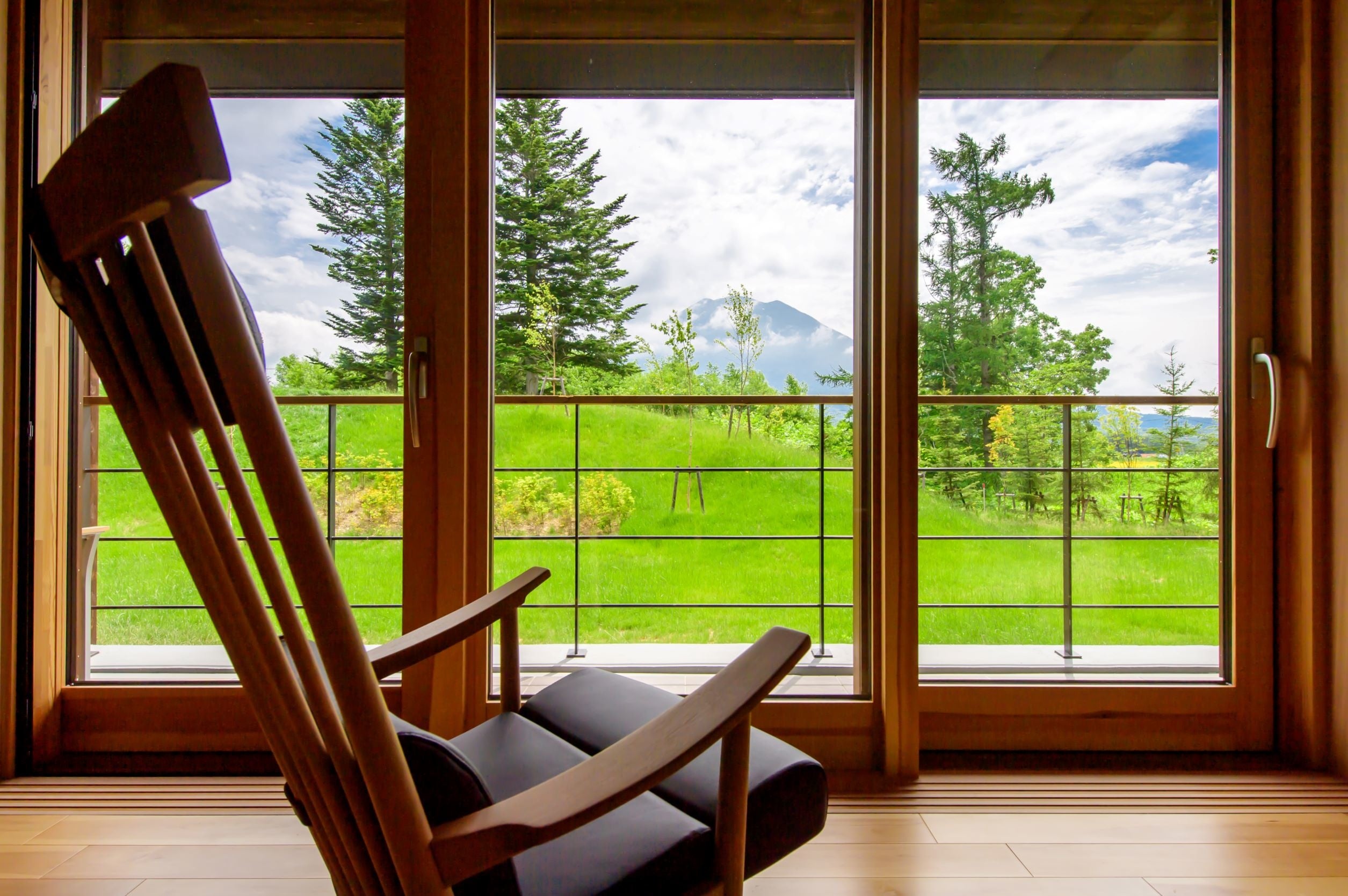 ロッキングチェアから望む羊蹄山