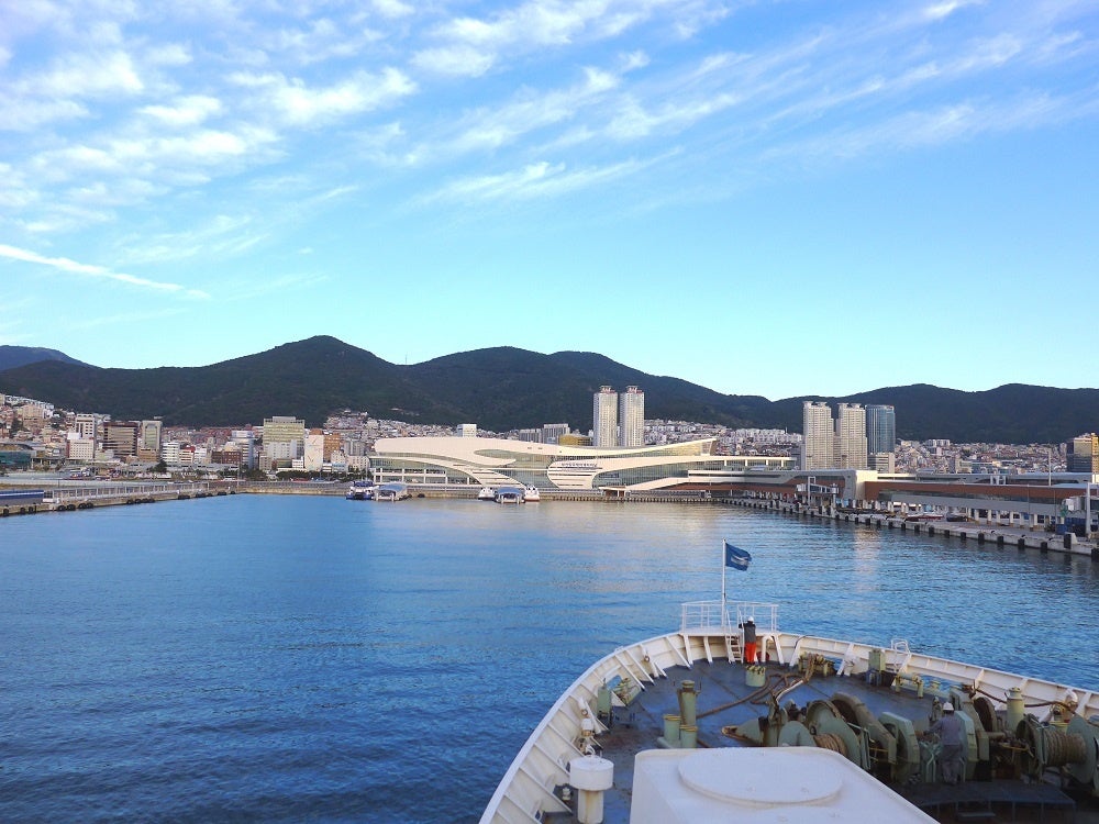 釜山港へ入港する船上からの眺め