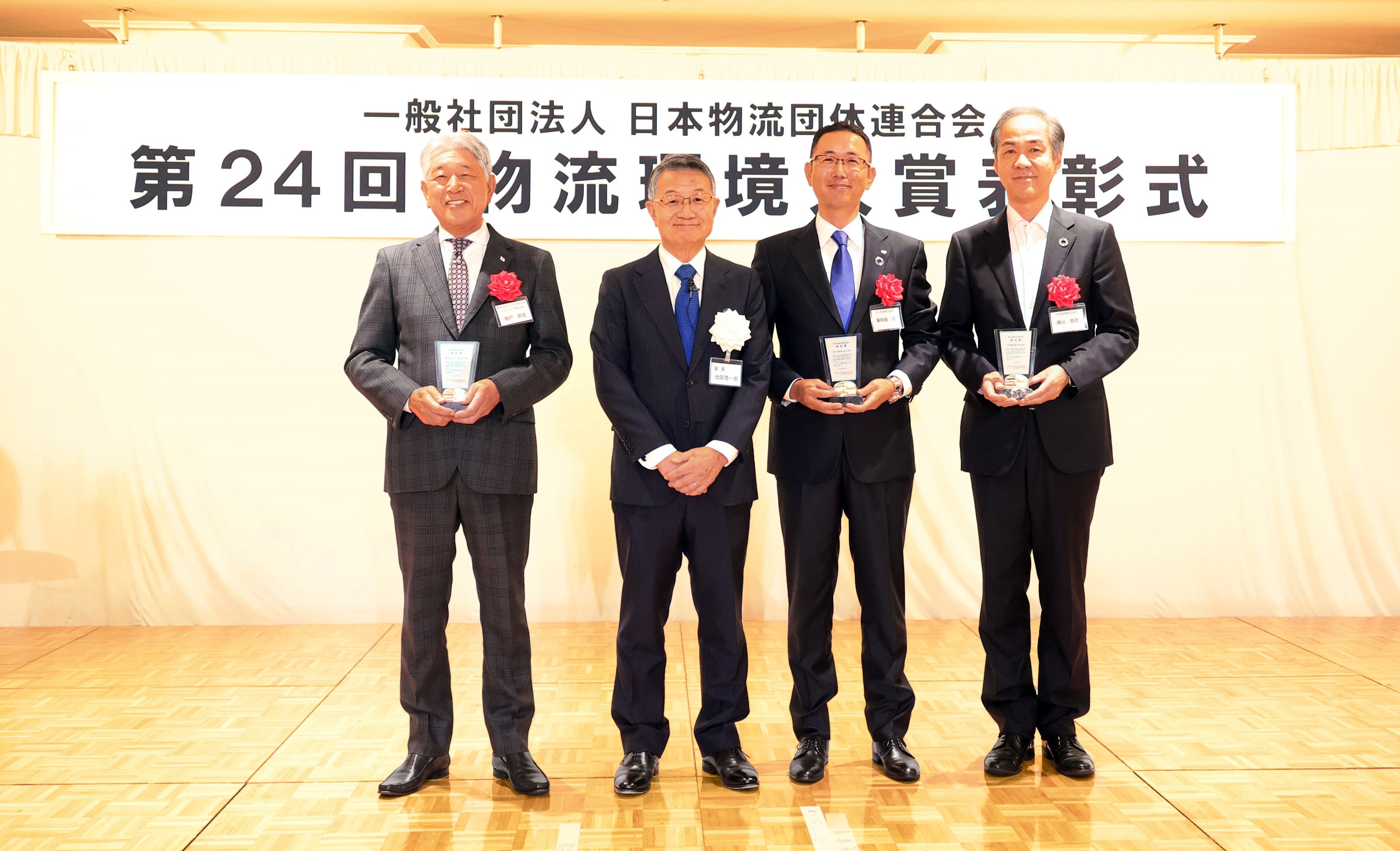 （左から）東京九州フェリー 常務取締役 能戸昇志 、 日本物流団体連合会 池田潤一郎 会長 佐川急便 取締役 栗和田武 、 日本郵便 専務取締役 津山克彦