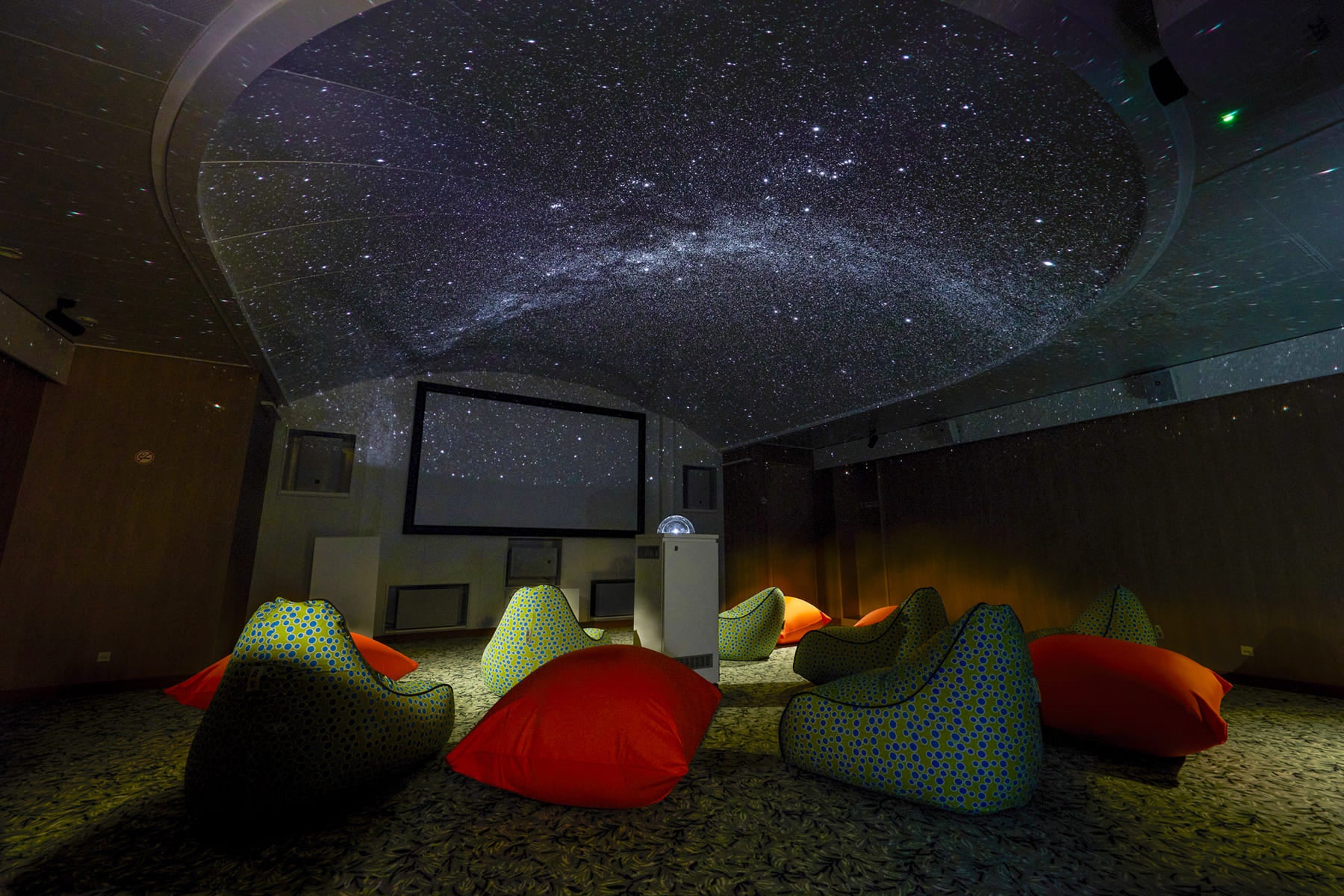 それいゆ　スクリーンルーム（プラネタリウム）