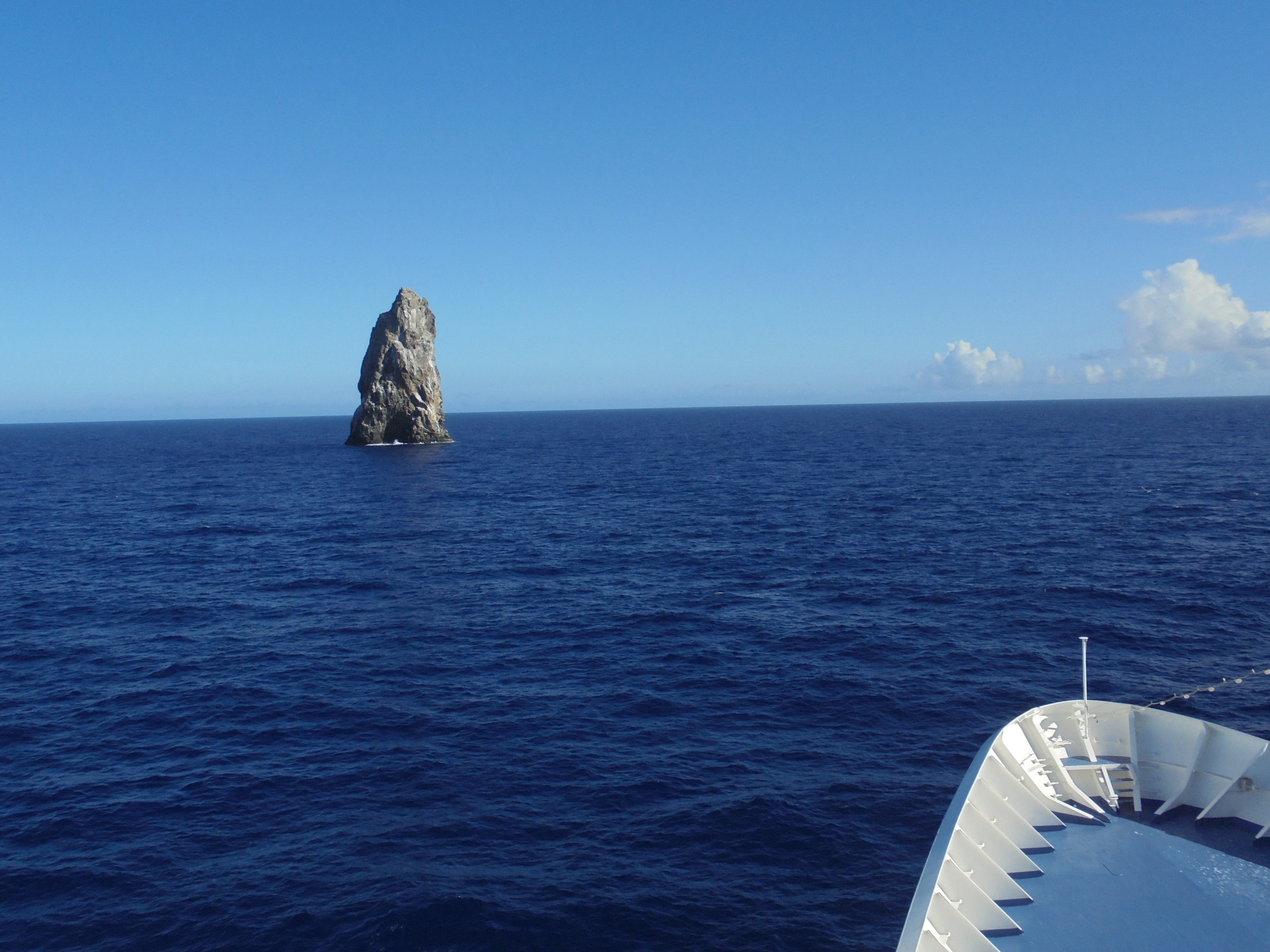 伊豆諸島の南端、絶海の奇岩・ソウフ岩