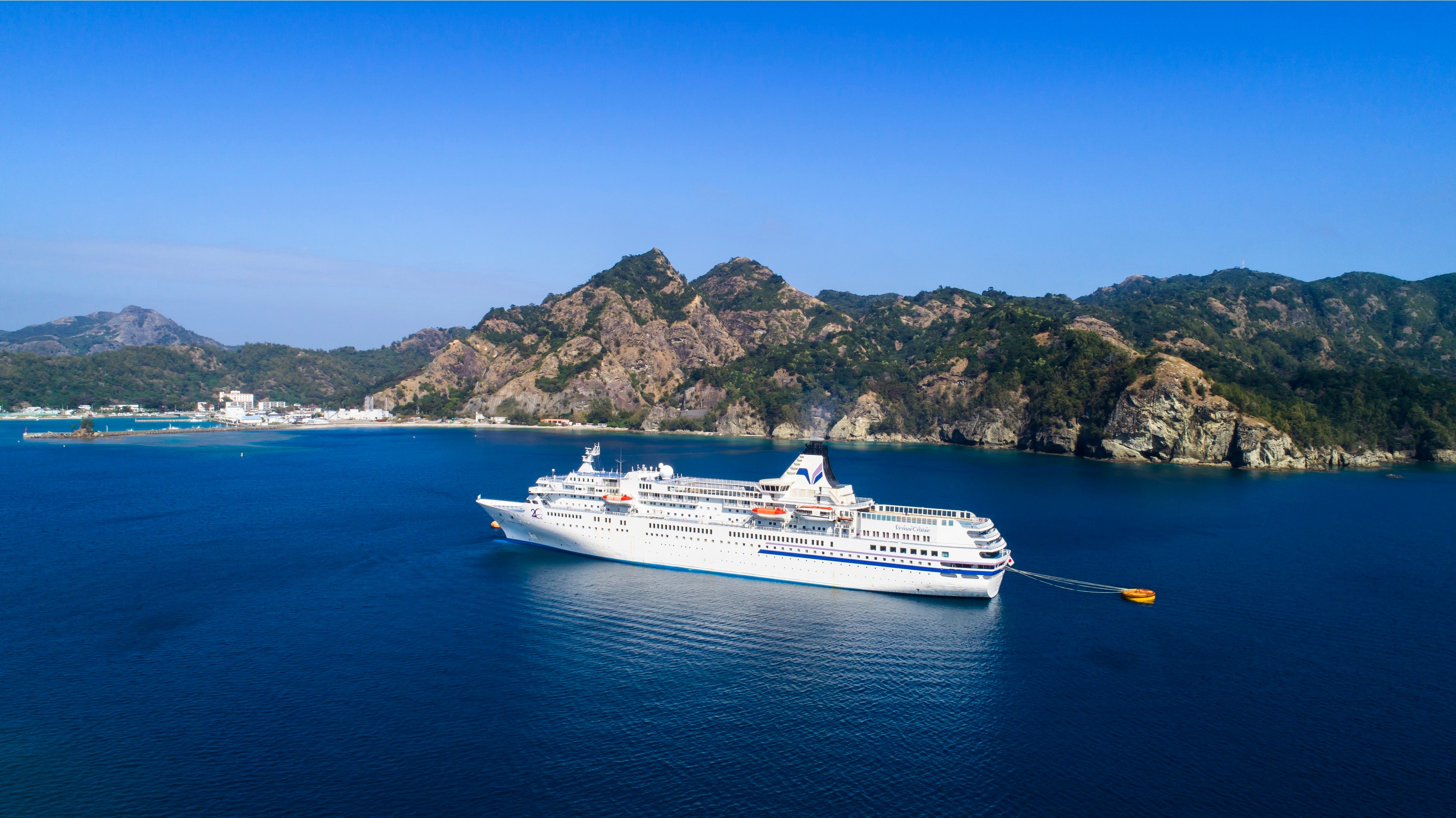 小笠原の父島・二見湾に錨泊