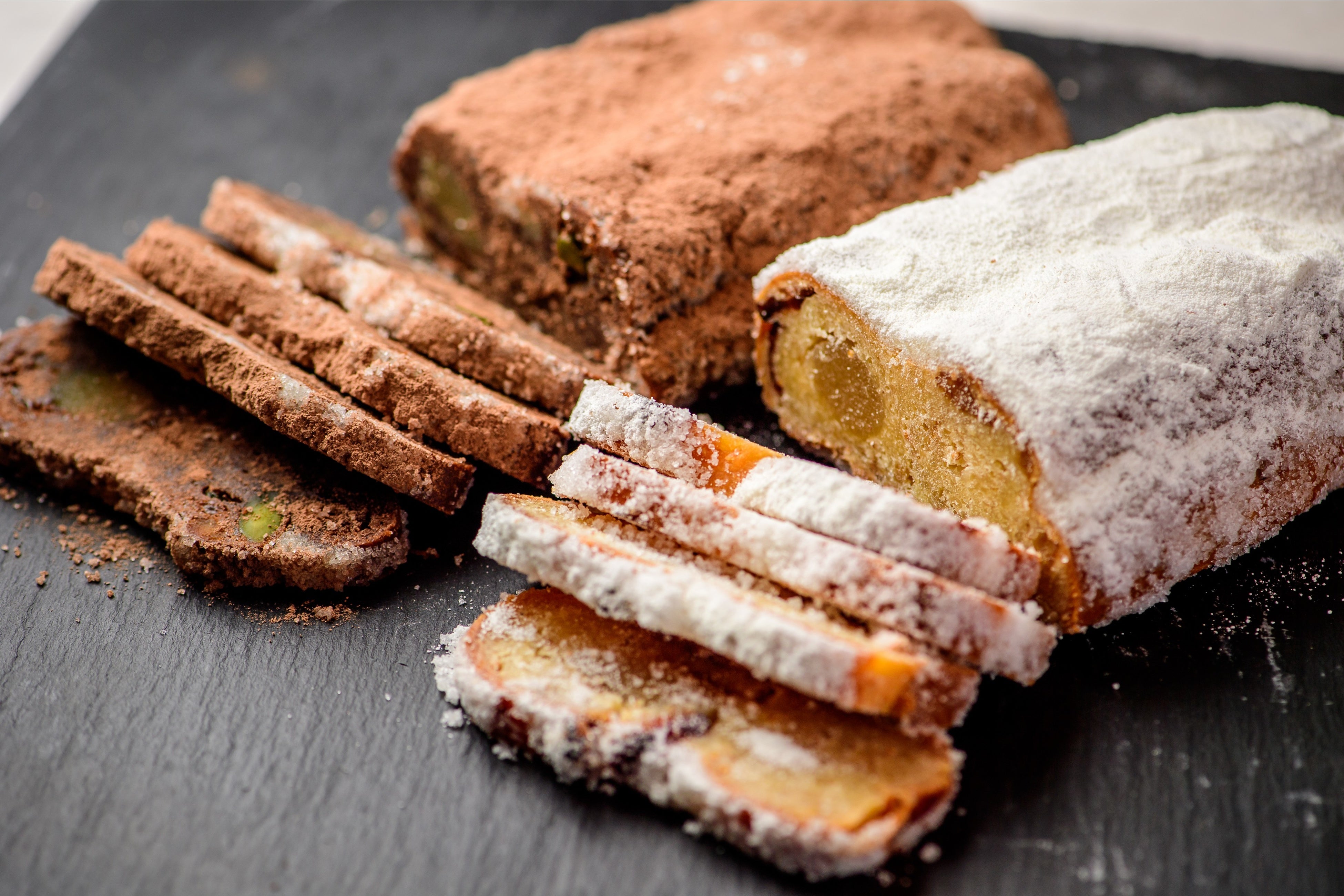 チョコレートシュトーレン（写真左）／ ホワイトチョコレートシュトーレン（写真右）