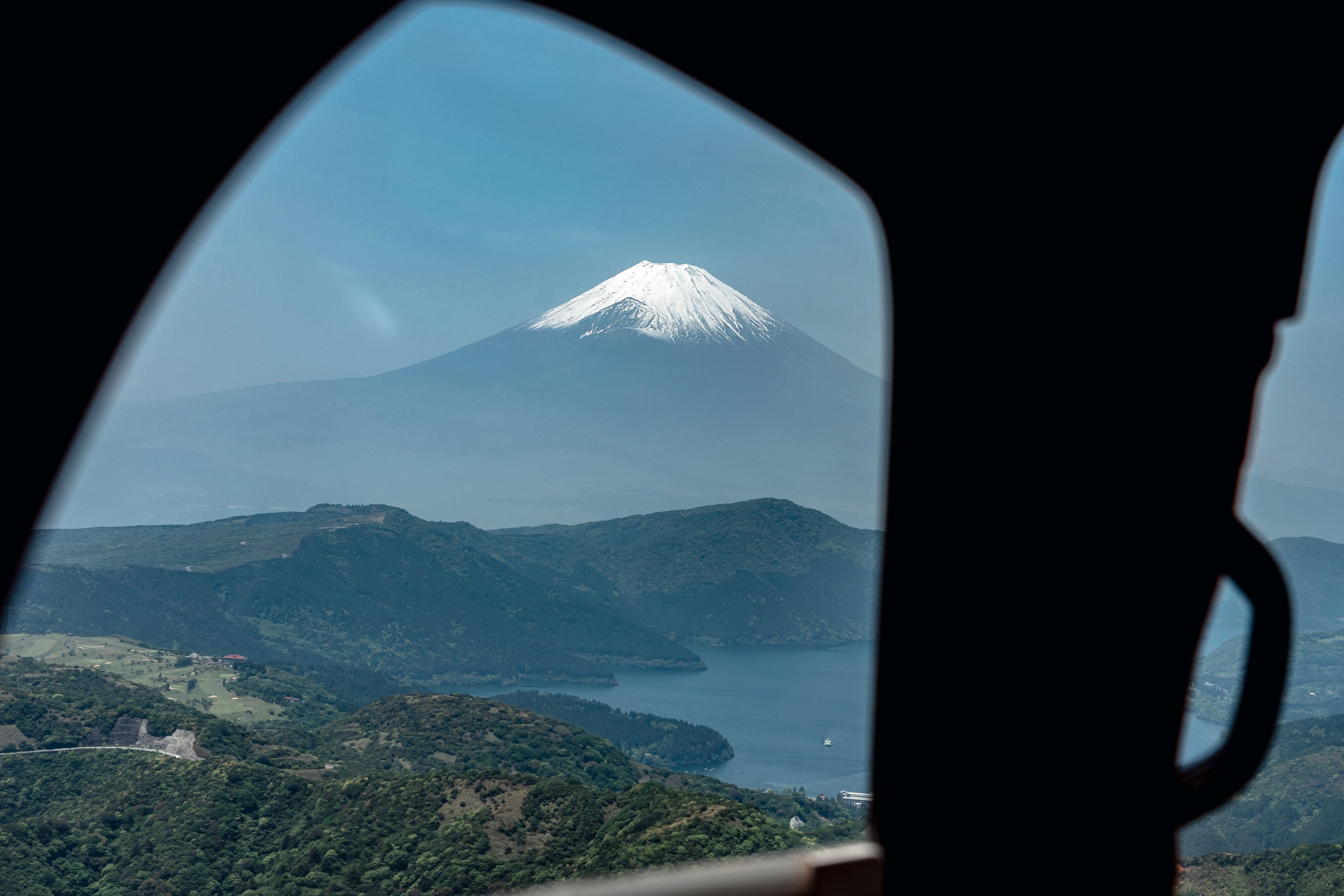 (ヘリコプターから見た富士山と河口湖)