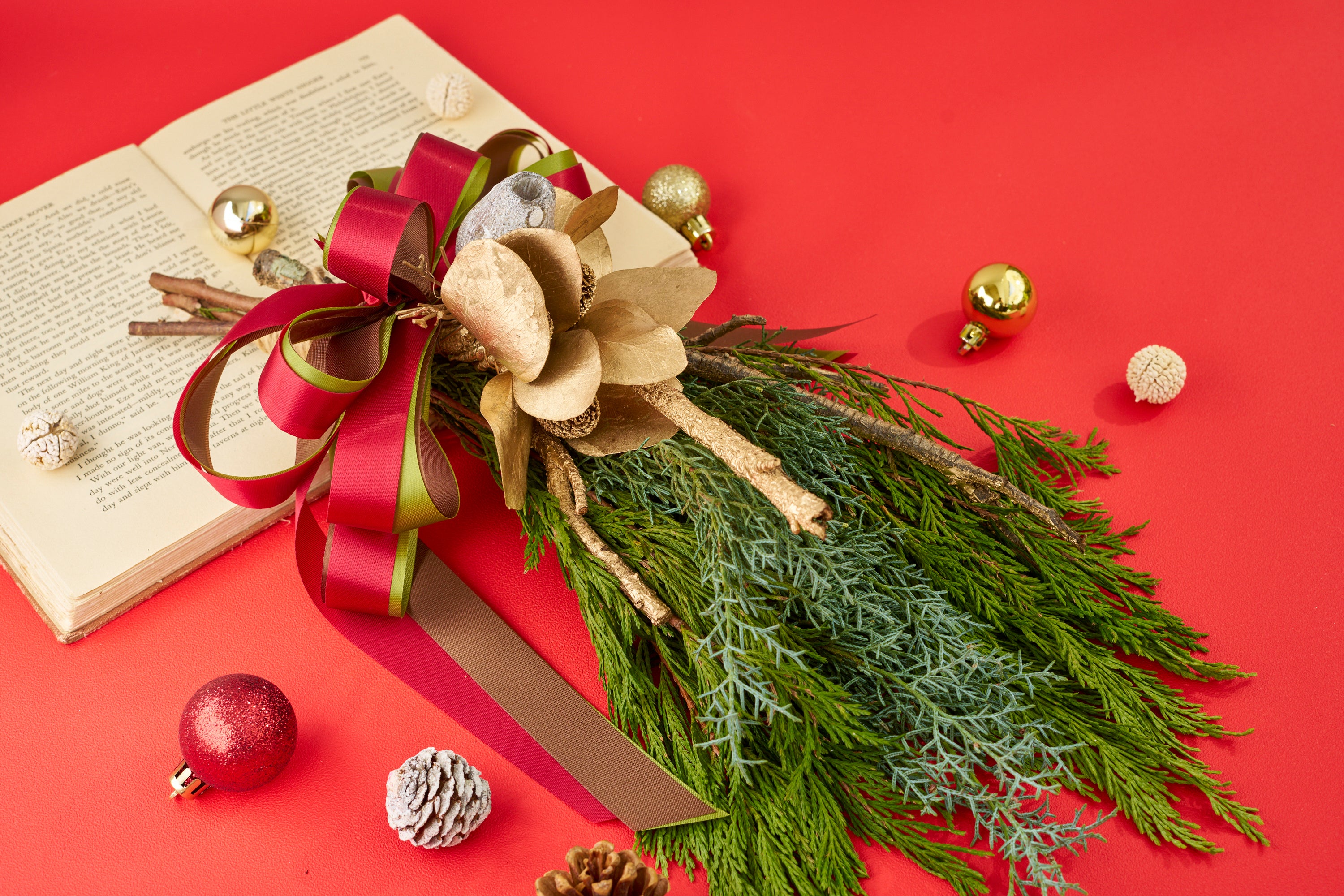 高さ4mのパープルツリーが、相模灘を望む園内随一の絶景スポットに登場