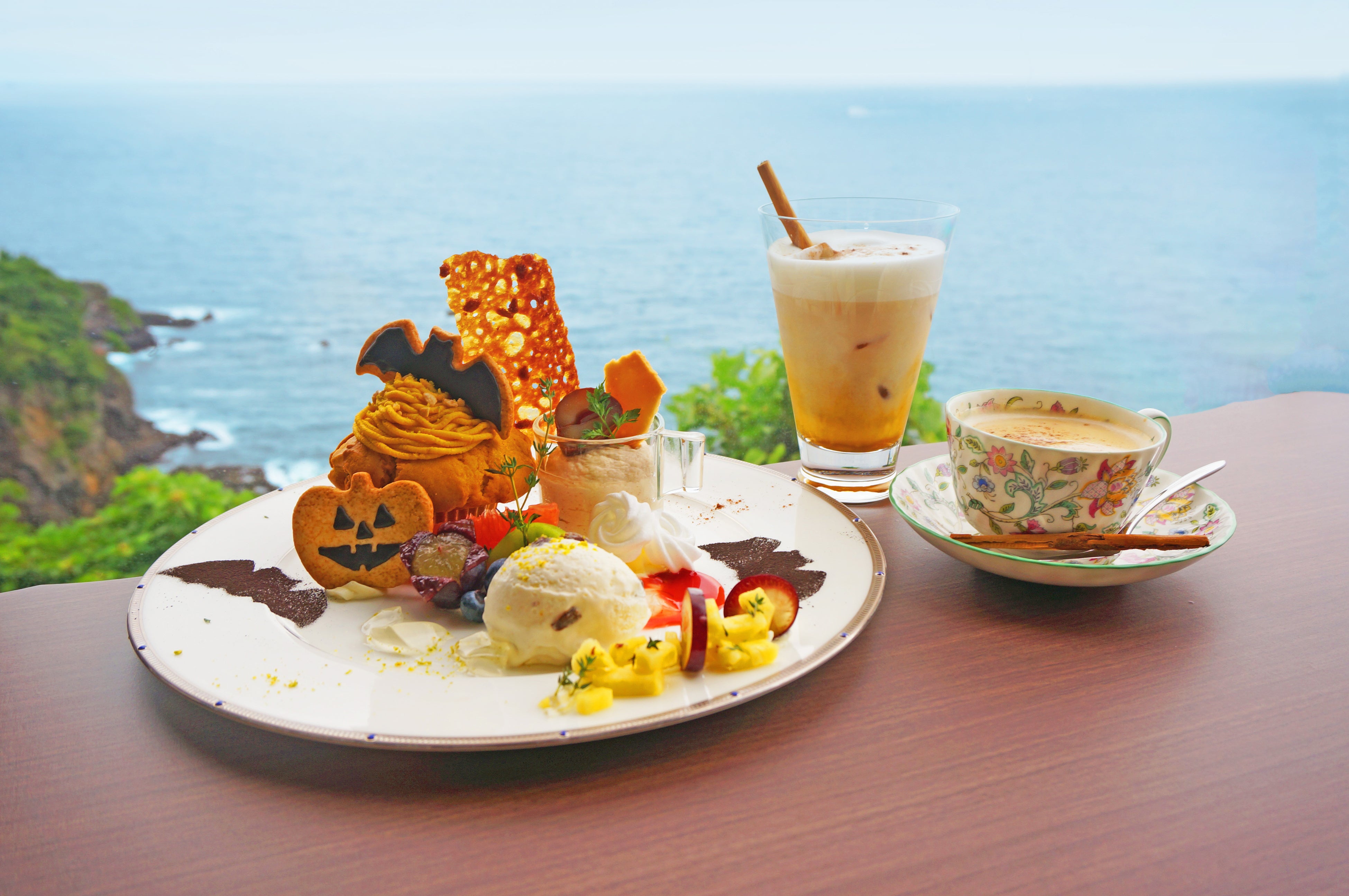 ハロウィンデザートプレート（ソフトドリンク付き）2,000円（税込） パンプキンラテ（Ice／Hot）900円（税込） オータムルージュ 990円（税込）