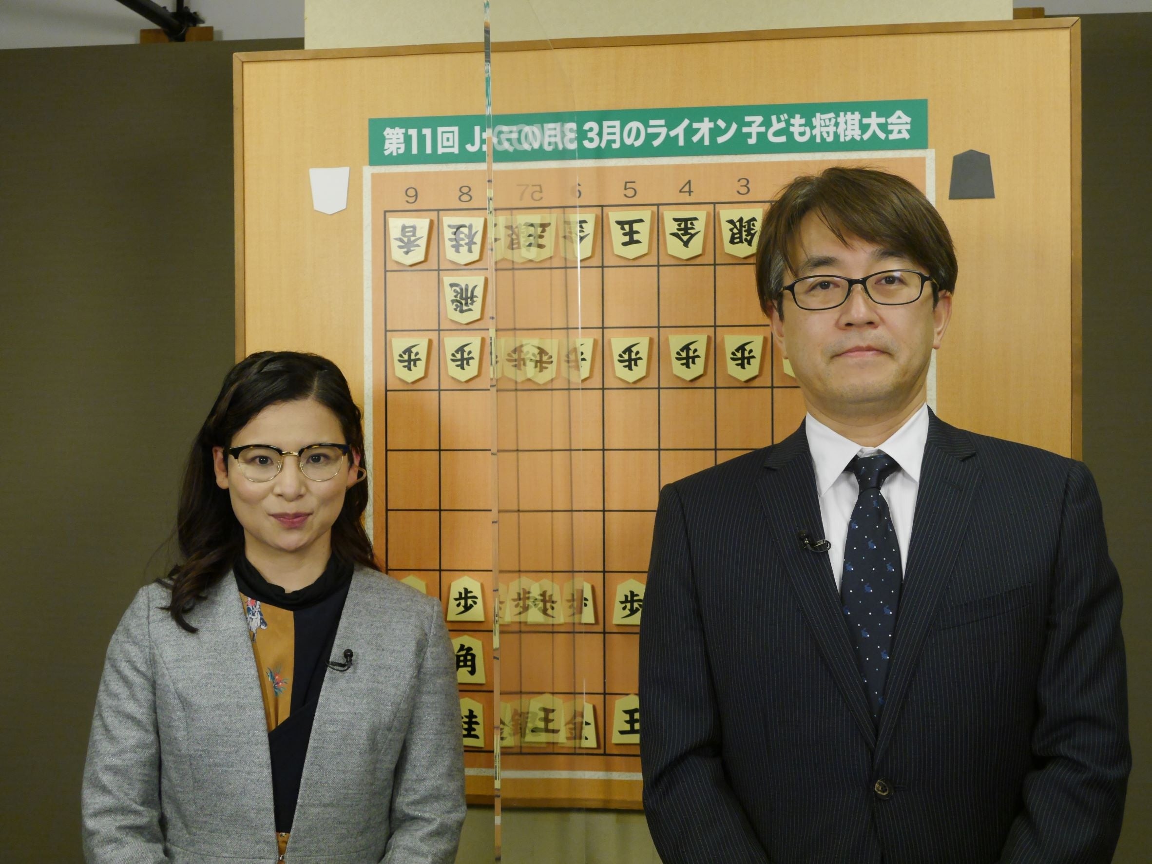 左から竹部女流四段と羽生九段 決勝戦の大盤解説の模様