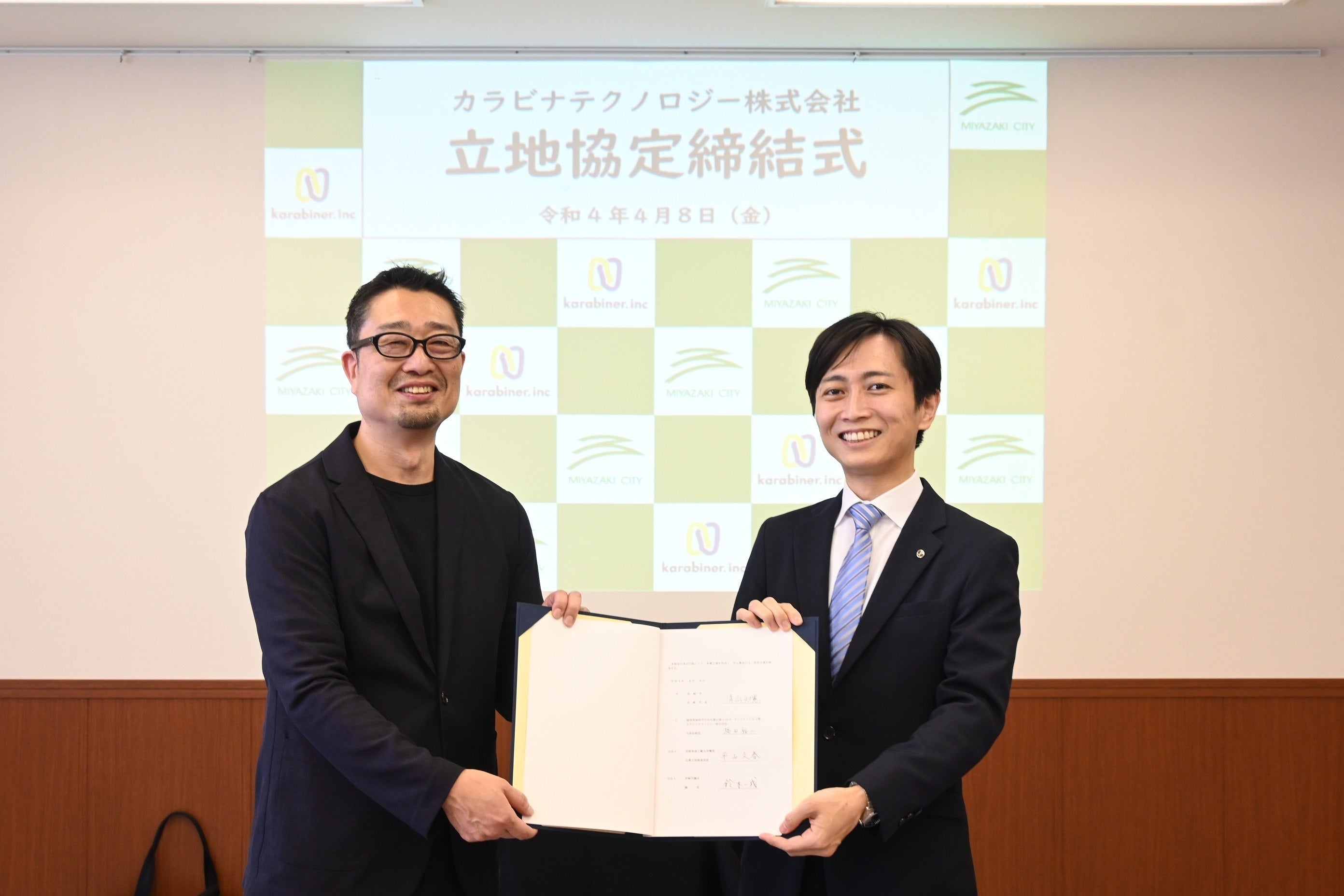 左からカラビナテクノロジー代表取締役社長 福田 裕二、宮崎市長 清山 知憲氏