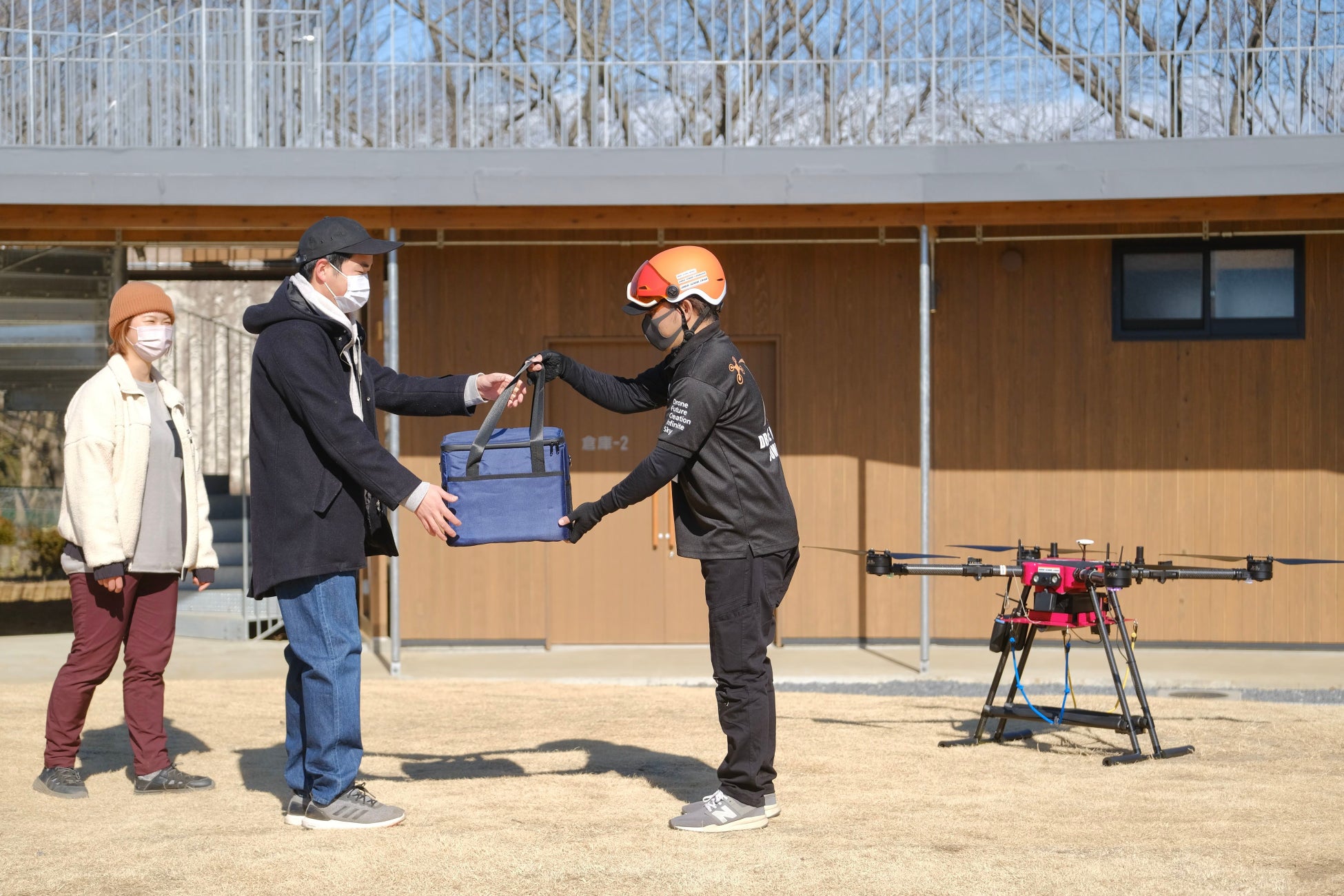 ドローンオペレーターが手渡し