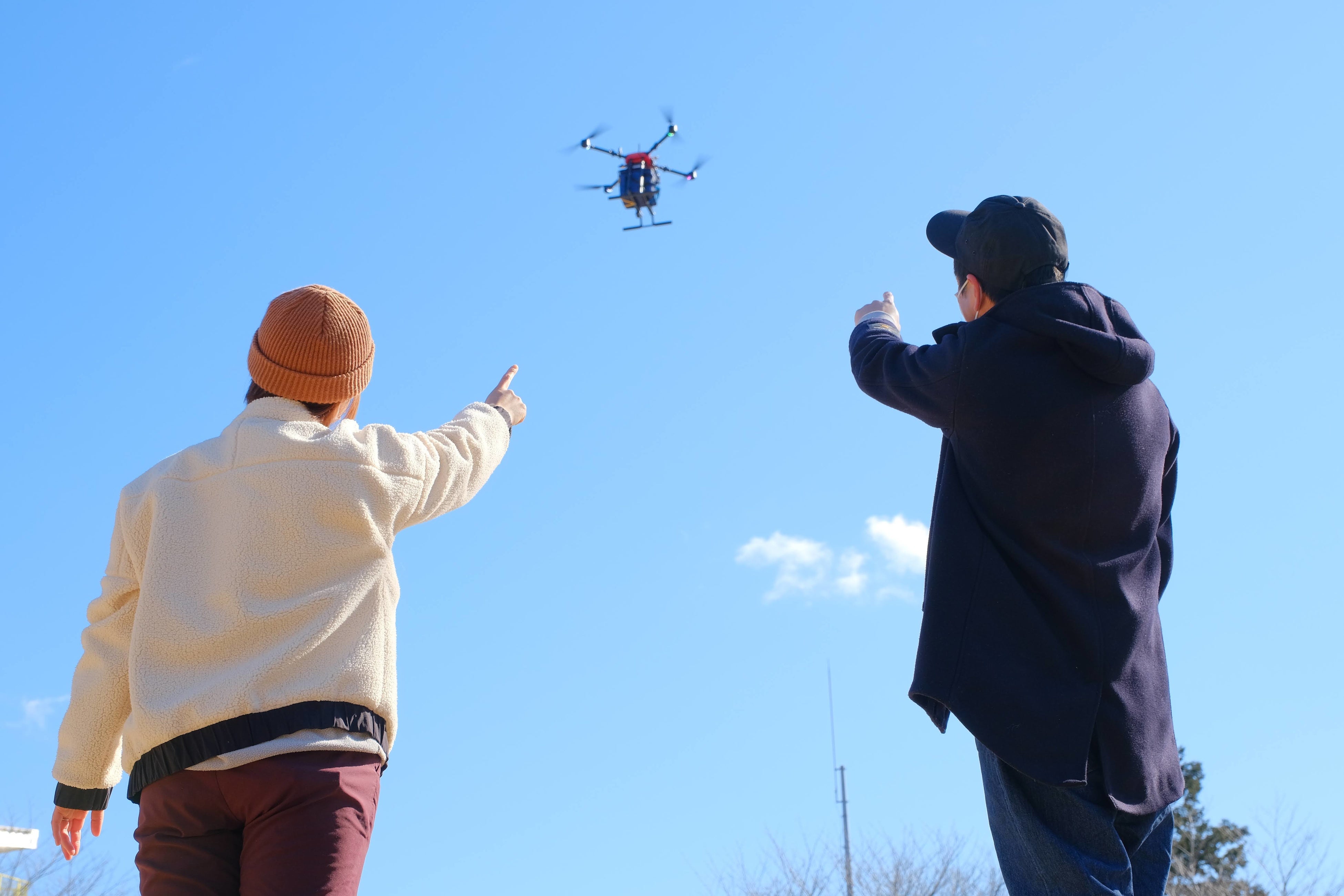 ピクニックセットを運搬する大型ドローン
