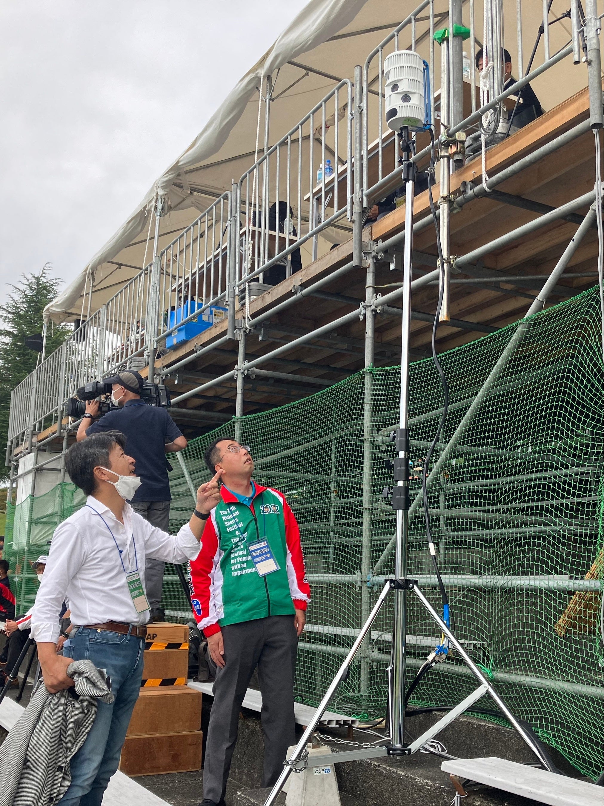  AIカメラを視察中の齋藤市長