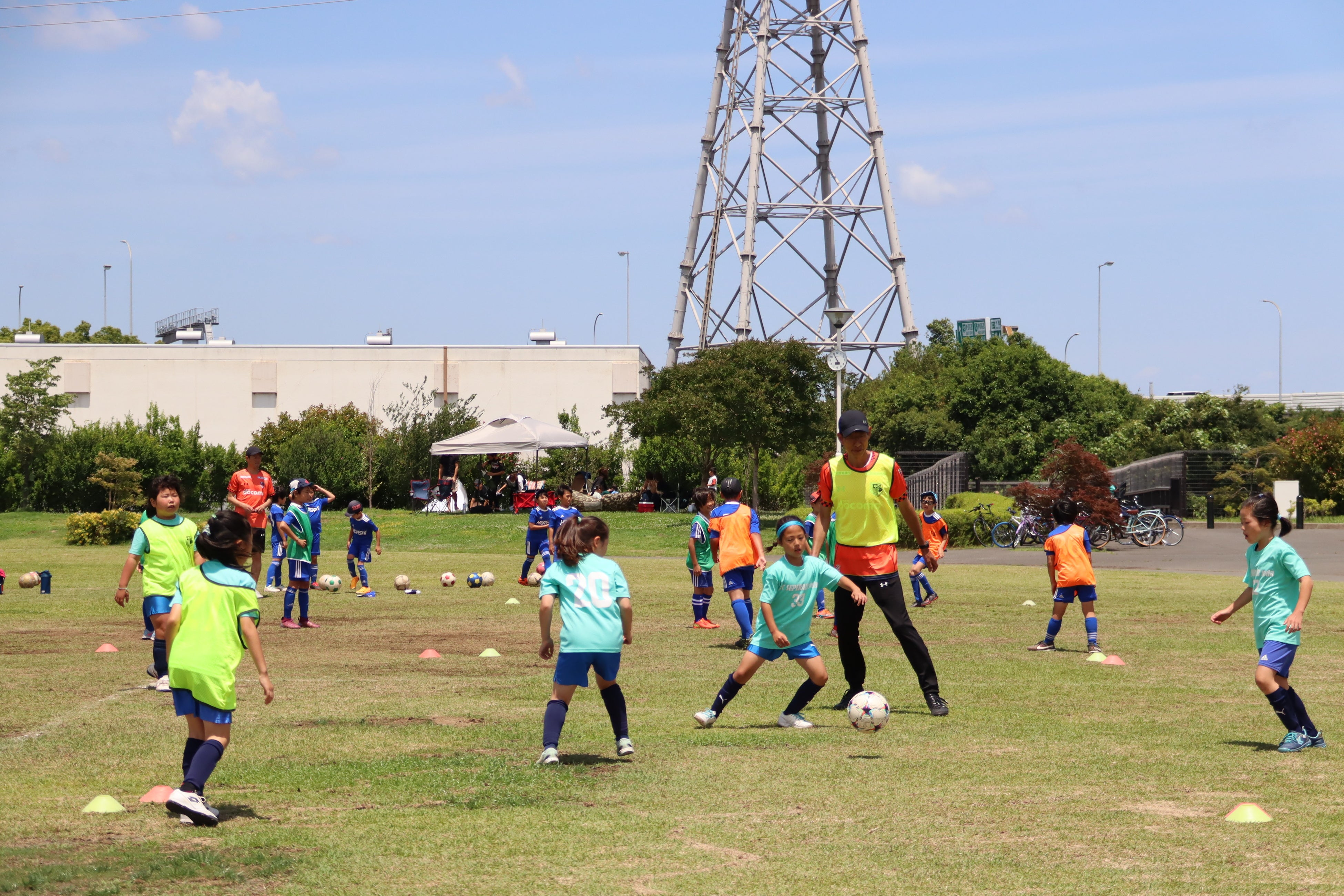 アルディージャ普及部コーチに指導してもらう子供たち