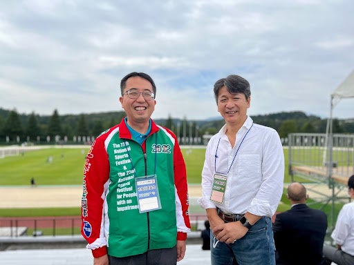 矢板市 齋藤淳一郎市長（左）と NTTSportict代表取締役社長 中村正敏（右）「いちご一会とちぎ国体」試合会場にて