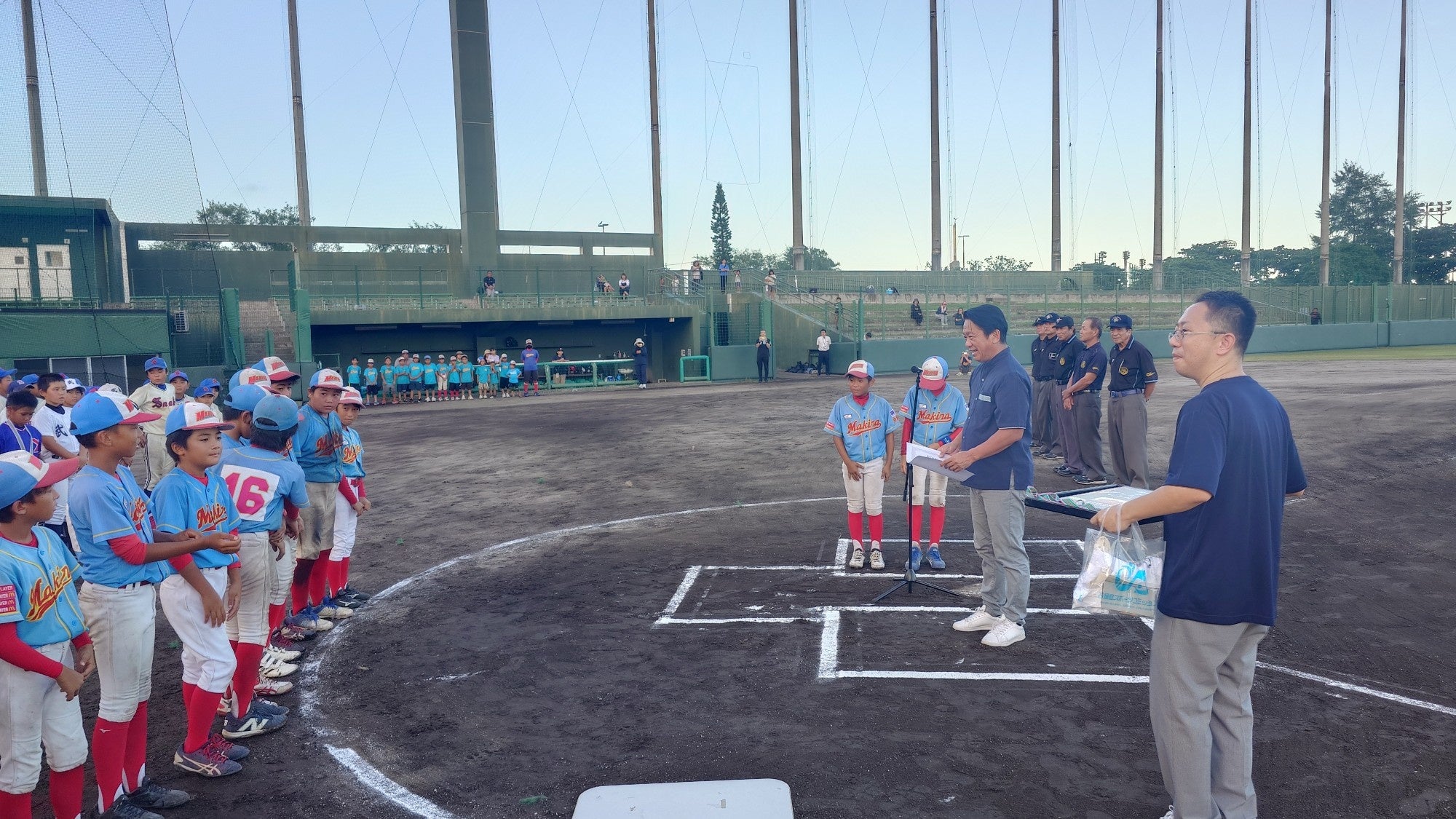 表彰式の様子（石垣市中山義隆市長より表彰状や記念メダルなどのの贈呈）