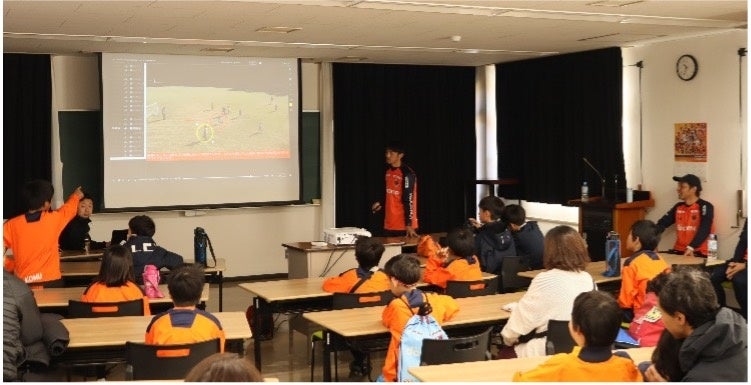 フィードバックを行う渡部コーチ