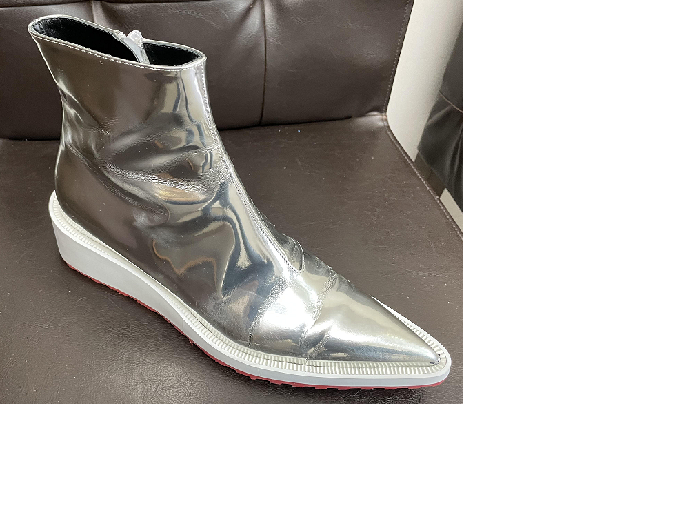 ポインテッド・トゥとスニーカーソールがハイブリッドなカスタムをアピール！