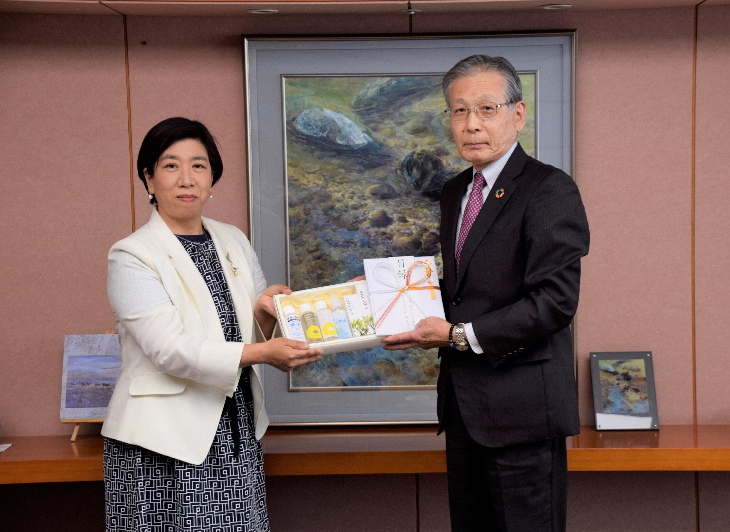 左：当社代表取締役社長：鈴木さちよ　右：茨城県小野寺俊副知事