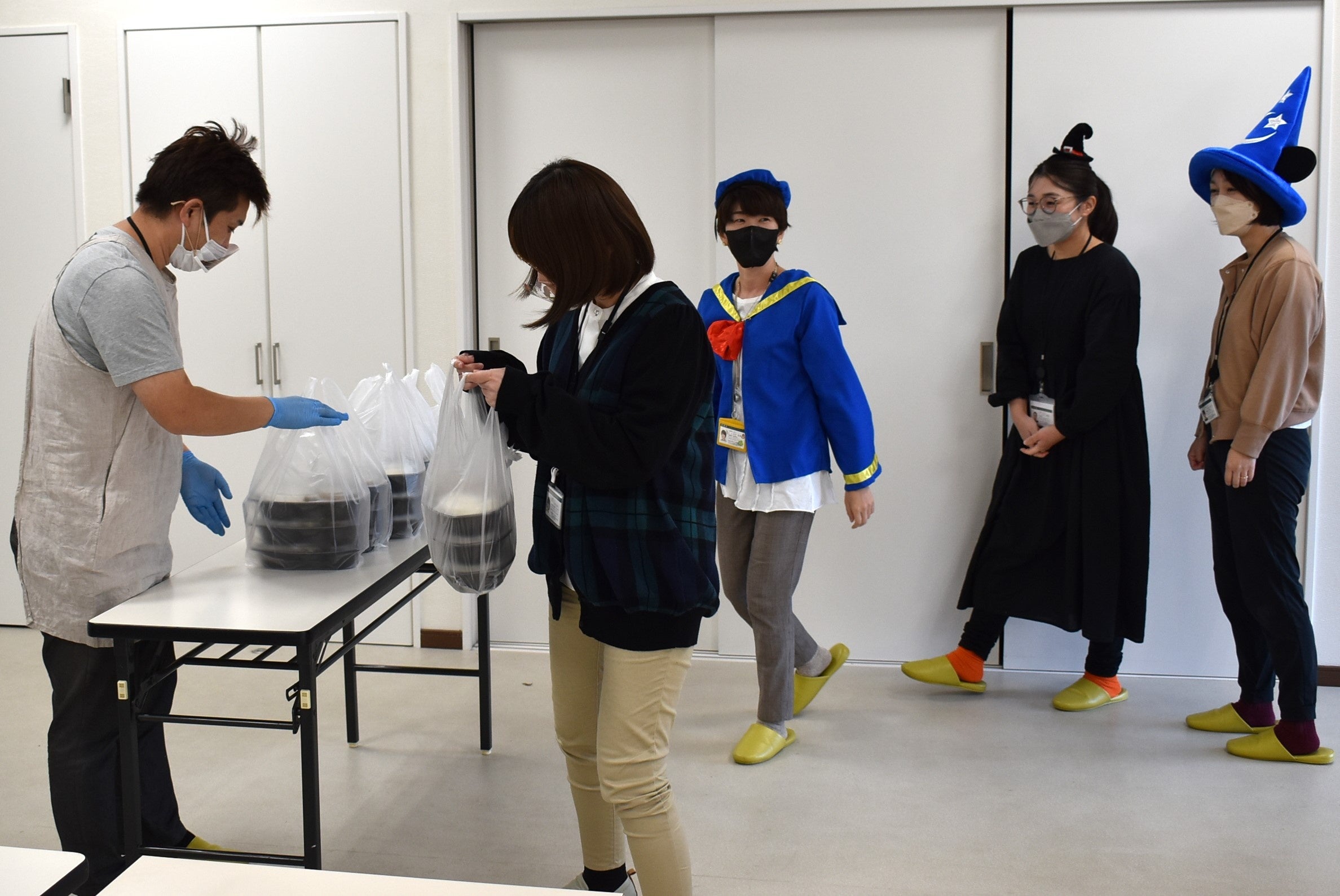 仮装をして並ぶ従業員