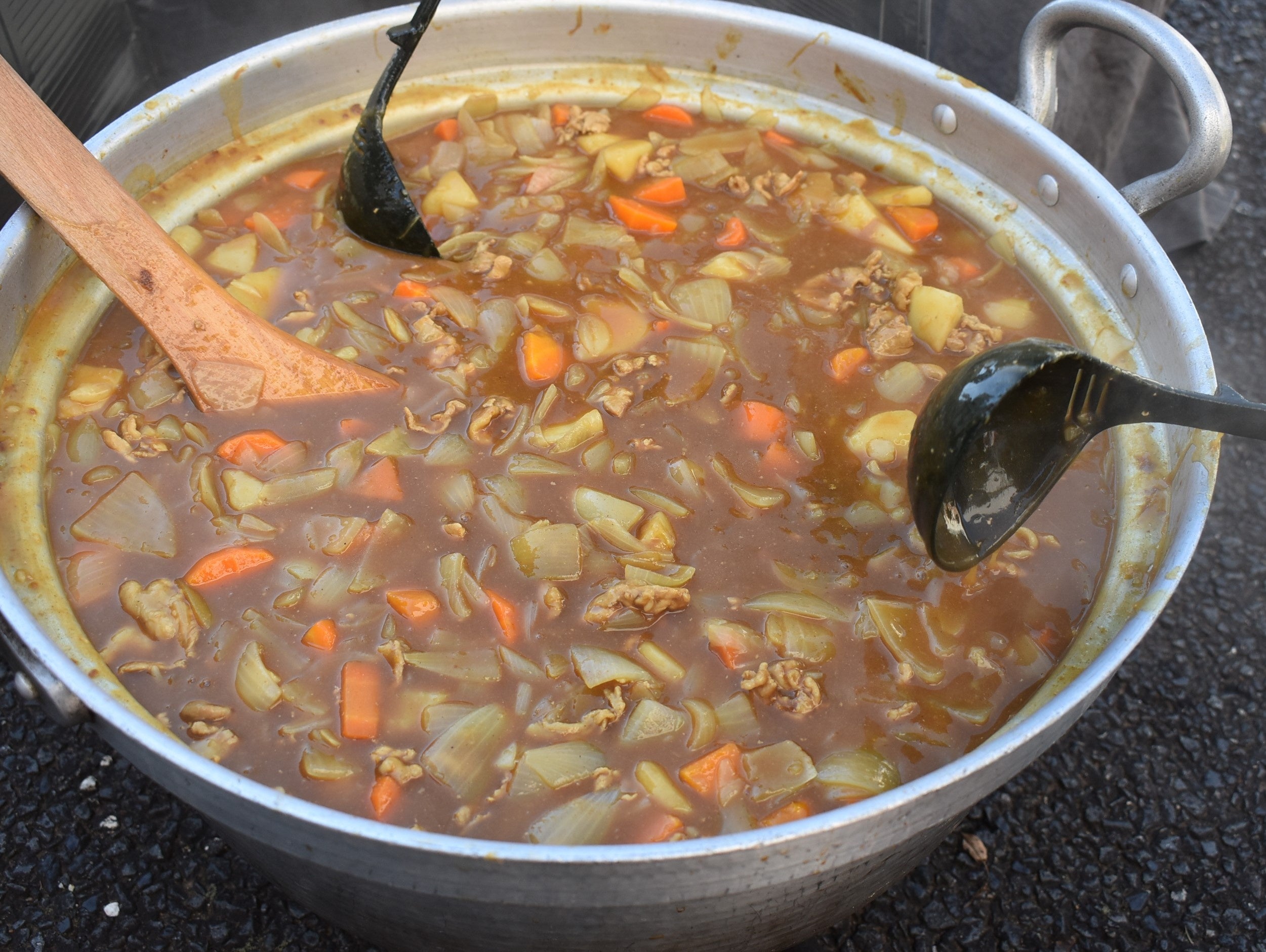 大きな鍋でカレーを作りました