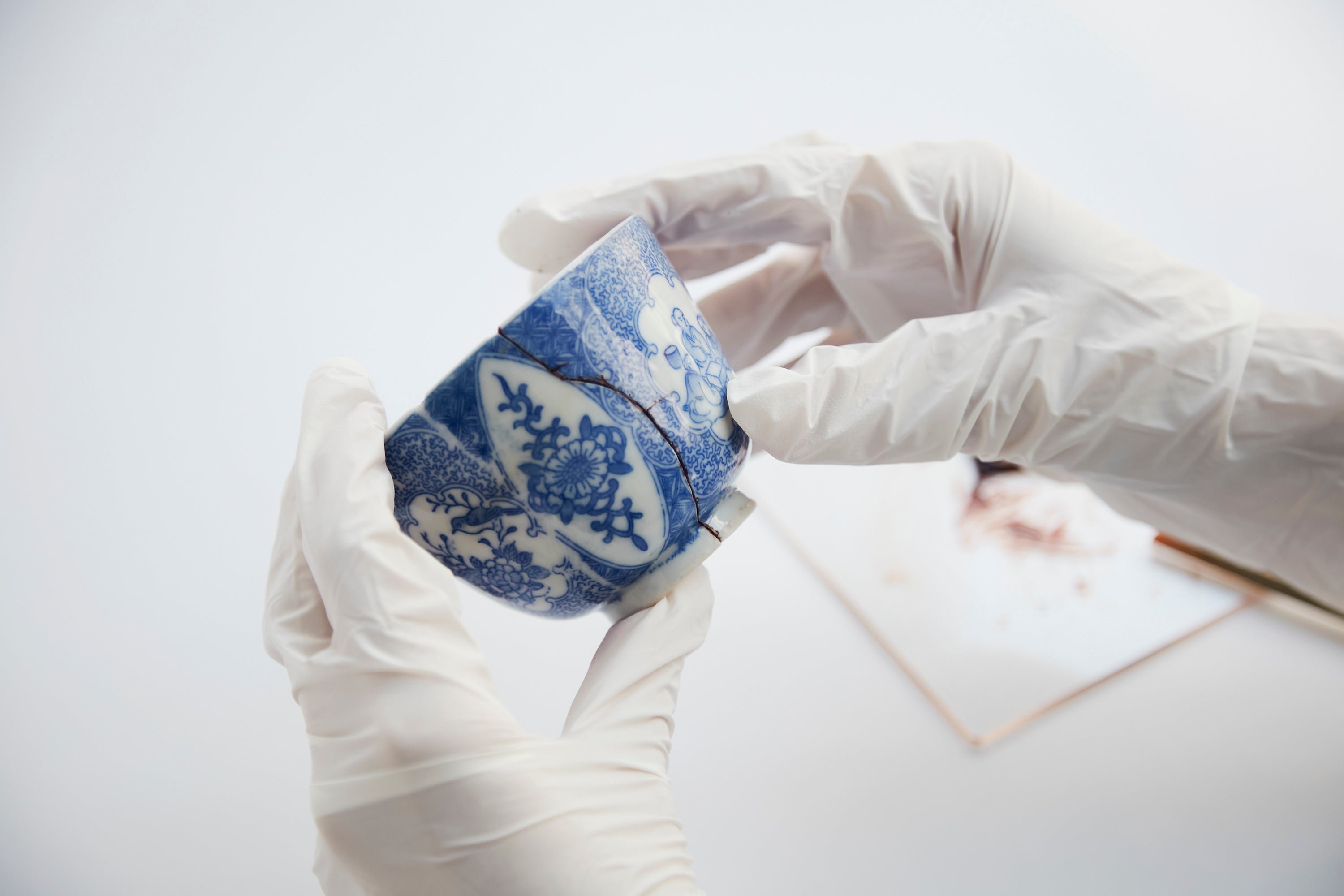 割れの断面全体に薄く満遍なく塗れたら、いよいよ破片同士をくっつけます。