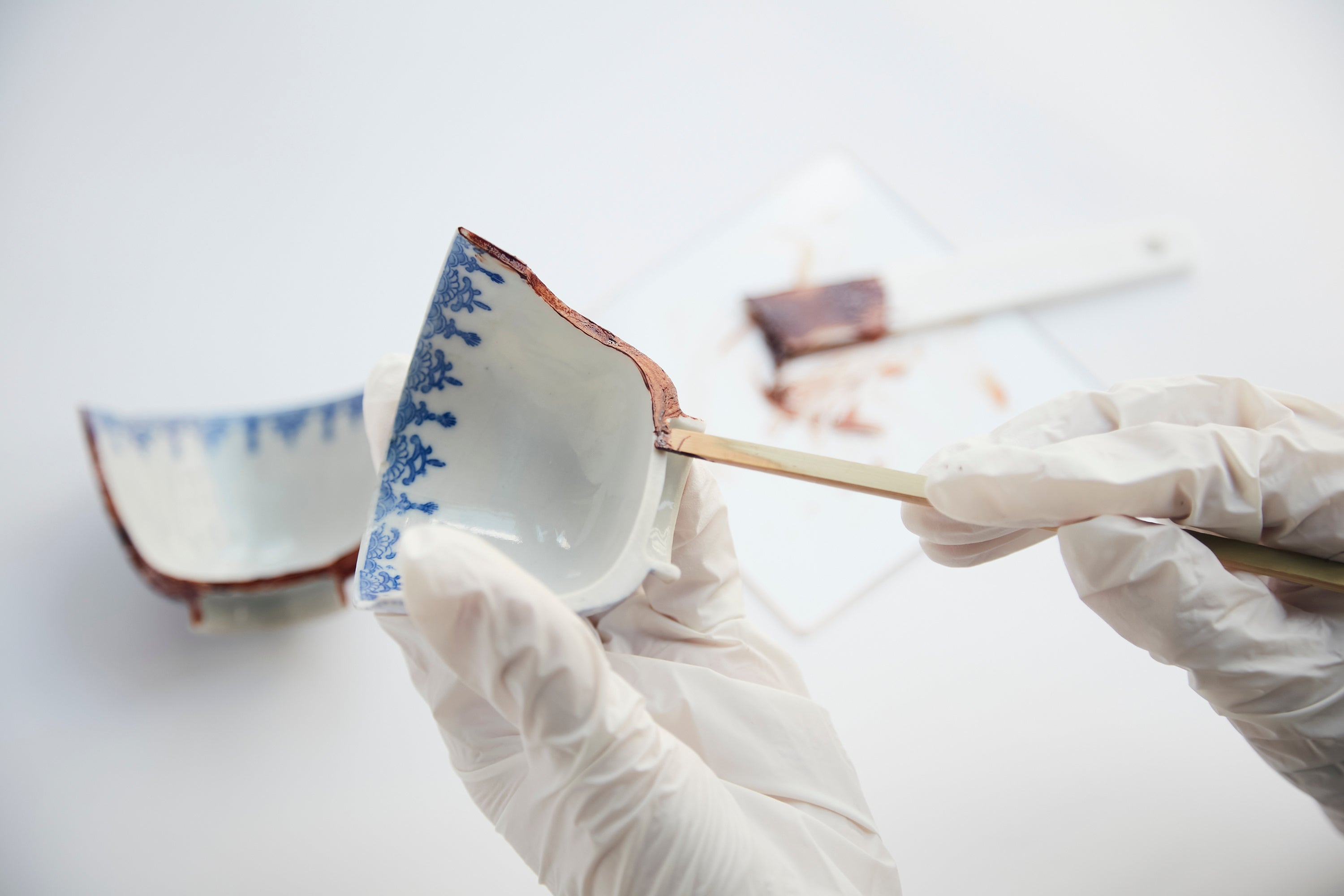 漆と小麦粉を練って作った天然の接着剤を、割れた器の断面に塗ります