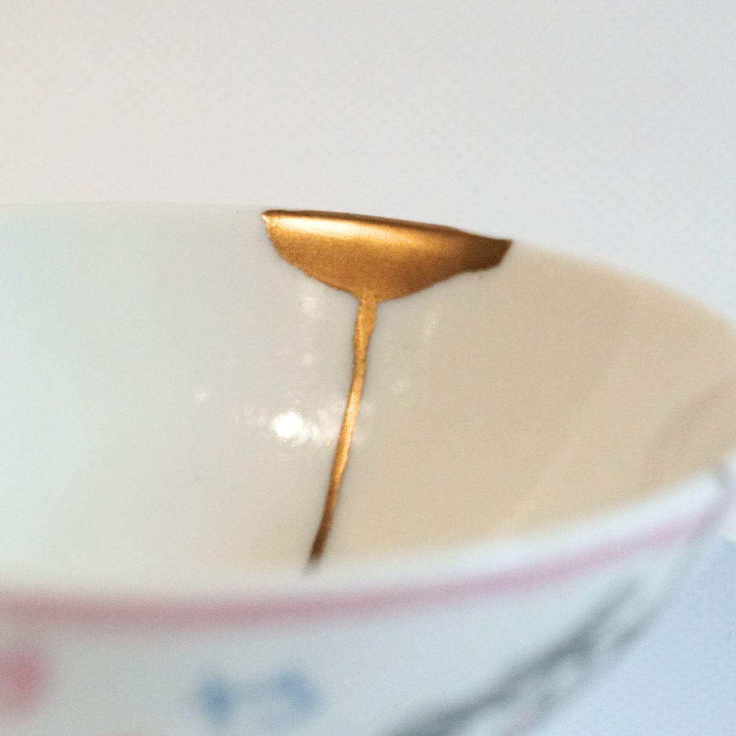お茶碗の欠け・ヒビを金丸粉仕上げで修復