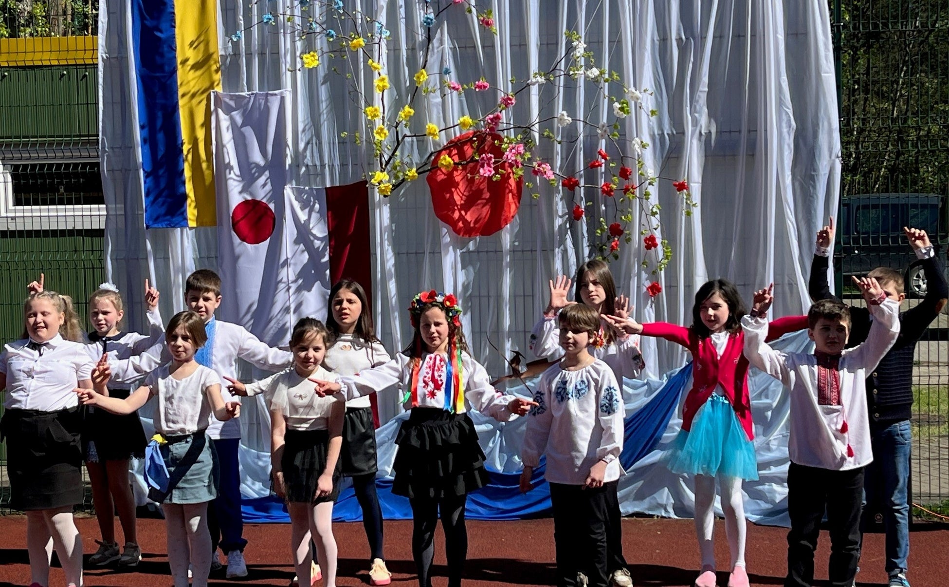 子供たちが歌や踊り、朗読などのパフォーマンスを披露。幸せ感にあふれた、戦争を忘れるまるで奇跡の一日でした。