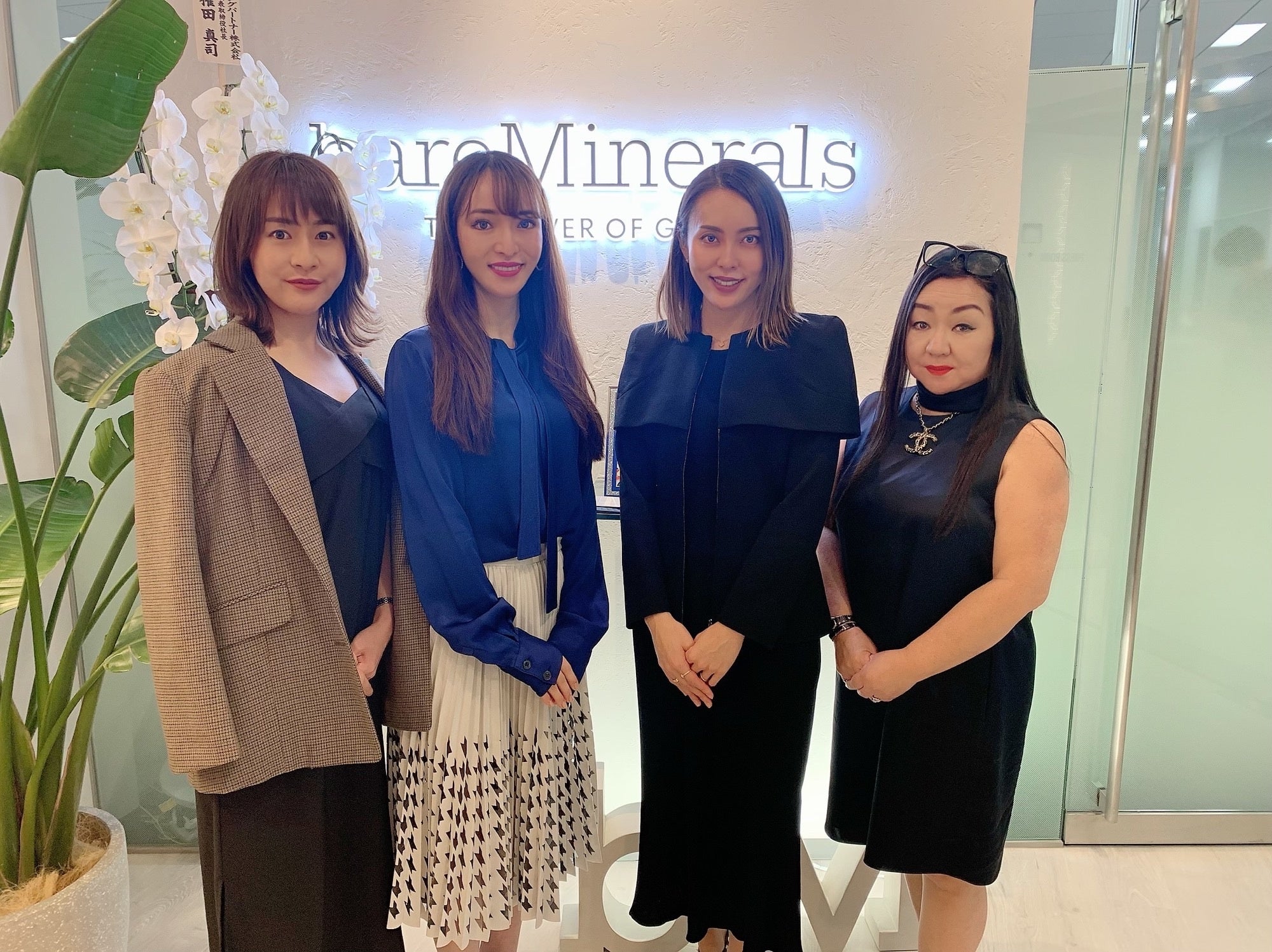 世良 融子先生、長尾 沙也加先生、櫻井 夏子先生、ベアミネラル代表取締役社長 菅野 沙織（左から）
