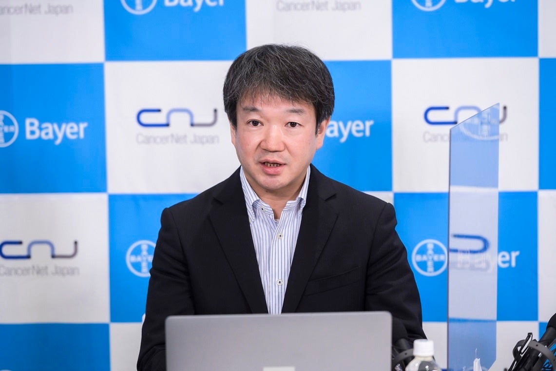 がん遺伝子検査について説明する内藤先生