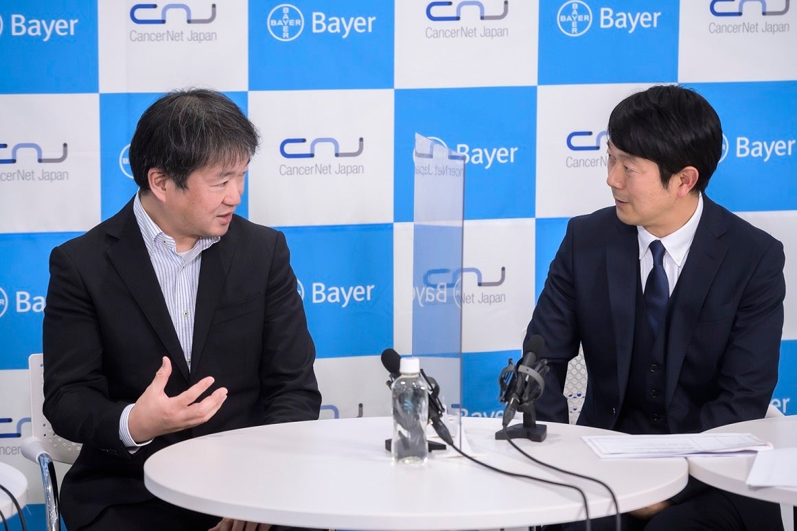 がん個別化治療について意見を交わす内藤先生とアキラ100%さん