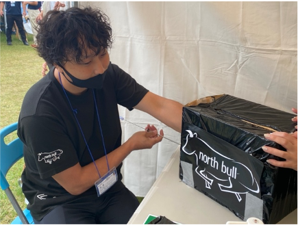 子宮頚管の模型を使った移植体験