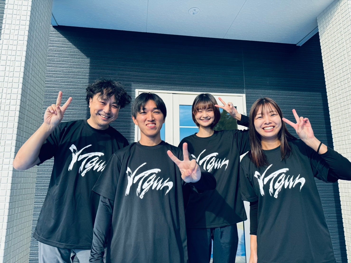 代表菅原（写真１番左）と霧島支店職員