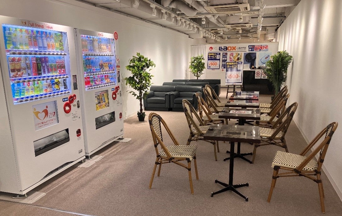 休憩所（前）　荷物お預かりサービスカウンター（奥）