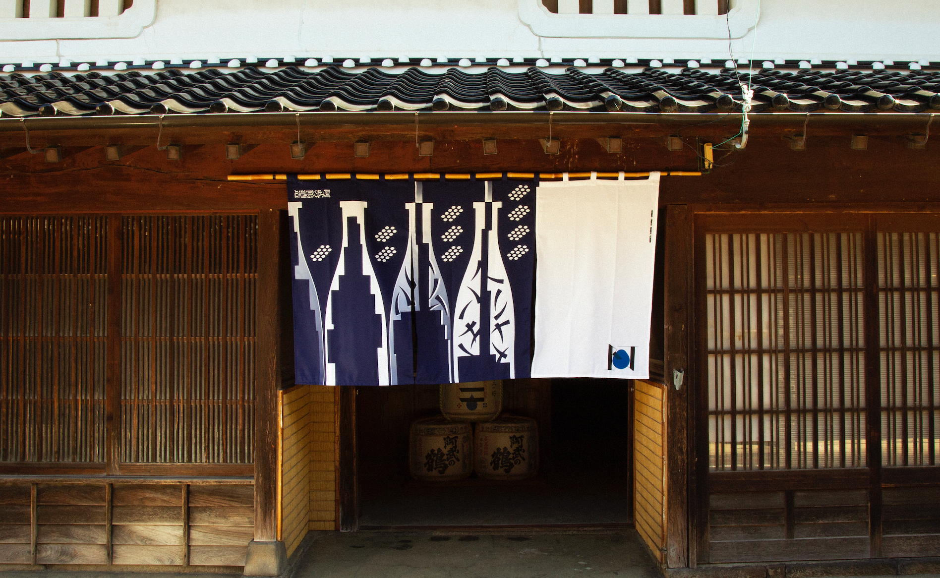 季節ごとに暖簾を掛け替える酒蔵正面