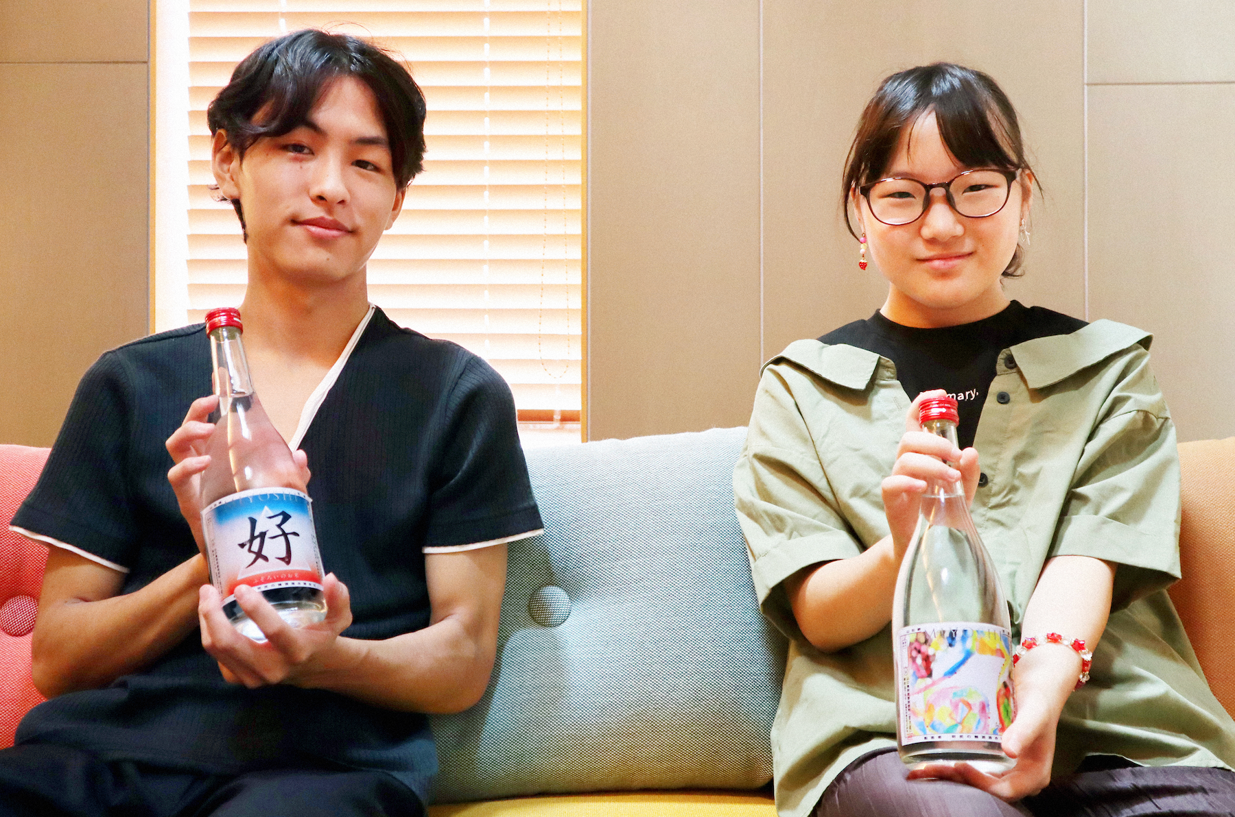 完成したボトルを持つ長井優太さん（17歳）、齊藤愛里さん（12歳）