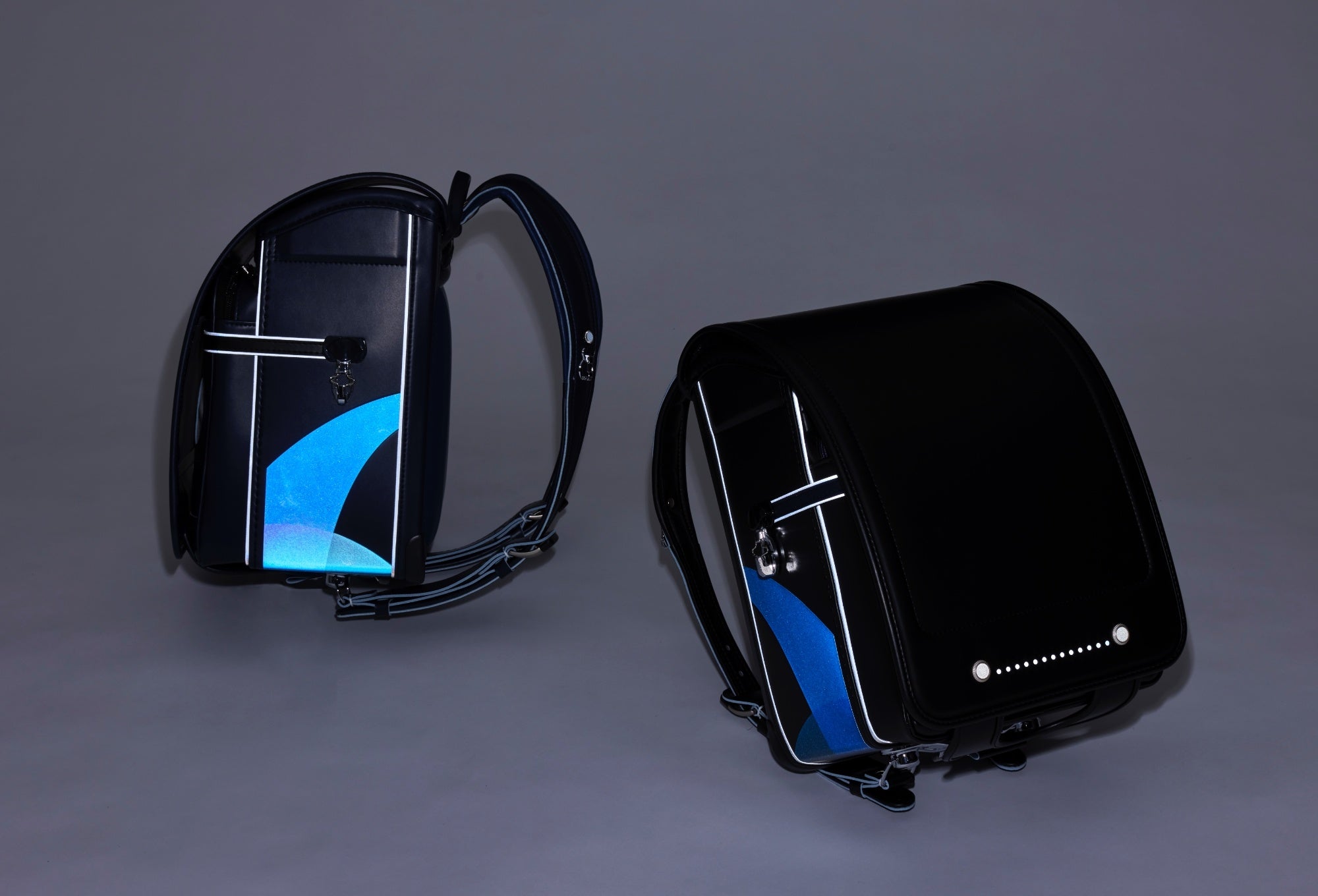 サイドの太い緩いカーブを描いた線はREFLECTOR（反射材）となっております。