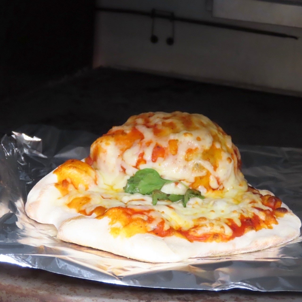 窯でピザをふっくら焼き上げます