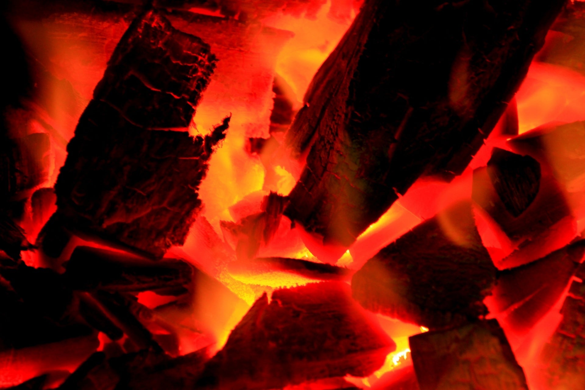 炭火で肉のうまみを最大限に引き出す