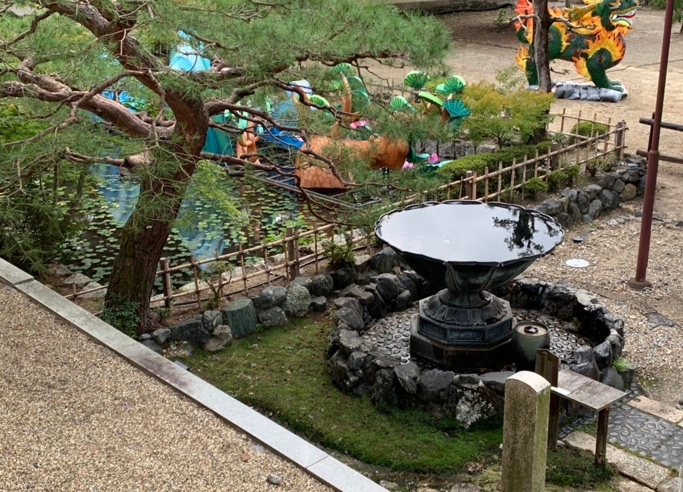 萬福寺の広大な境内の風景