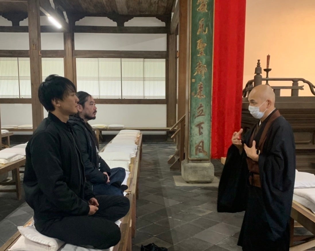 ⻩檗宗大本山萬福寺で坐禅を行う廣田郁也と菊地良博