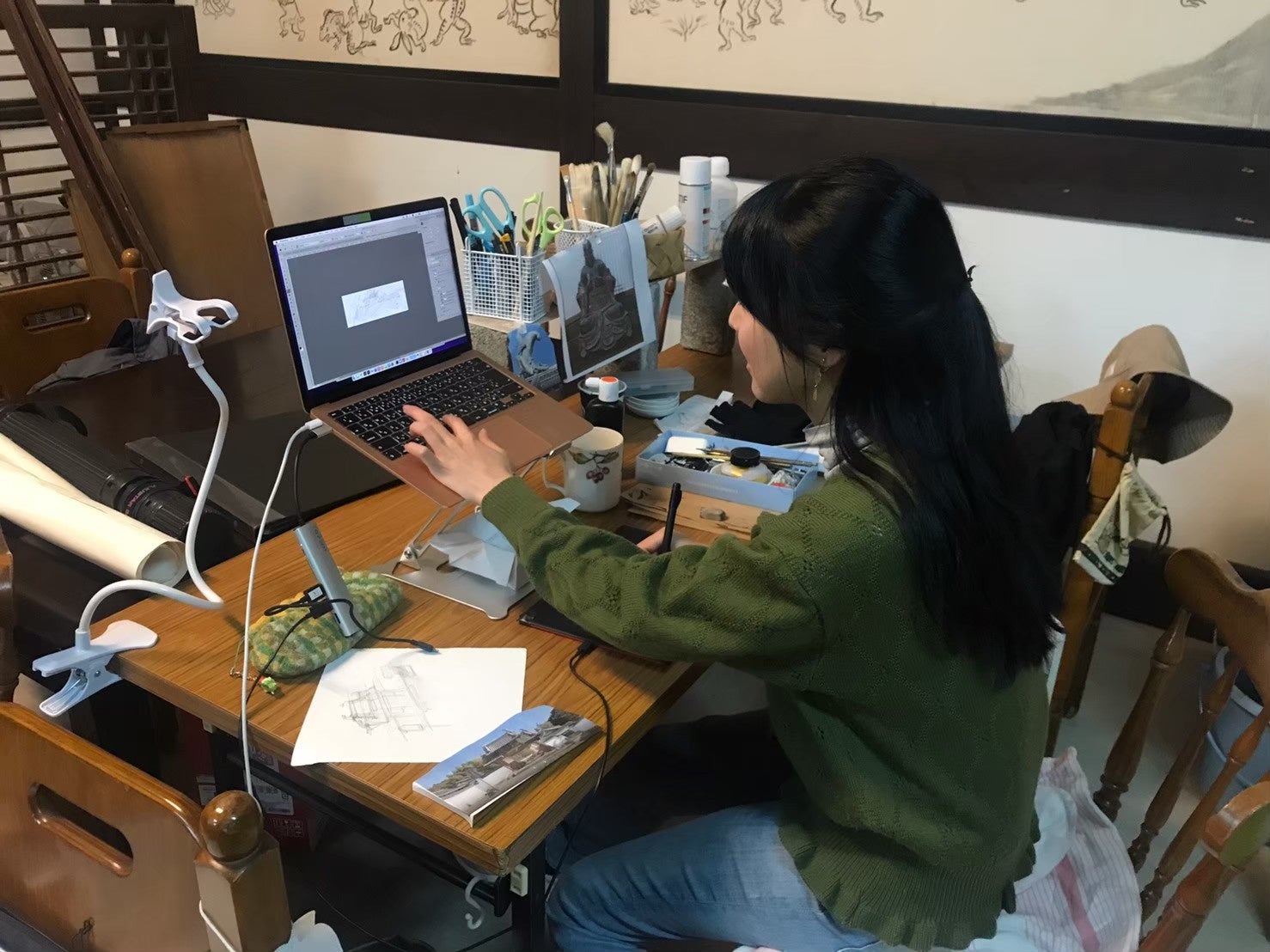 滞在製作中の髙橋奈