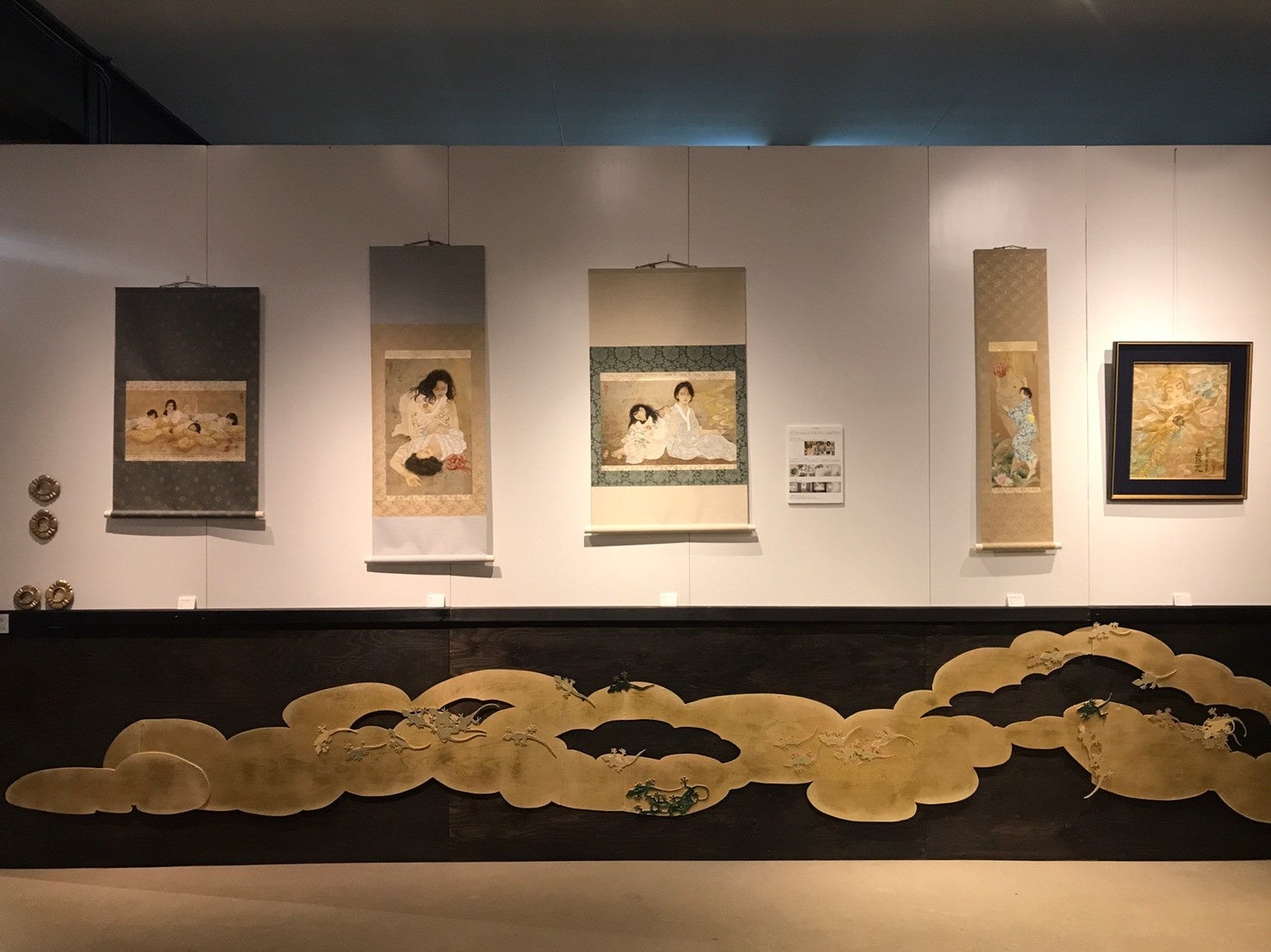 上段:髙橋奈見 「女性達と柘榴」、「柘榴」、「意識」、「開梛(かいぱん)と柘榴」、「韋駄天(いだてん)」 下段:監物沙羅「龍雲」