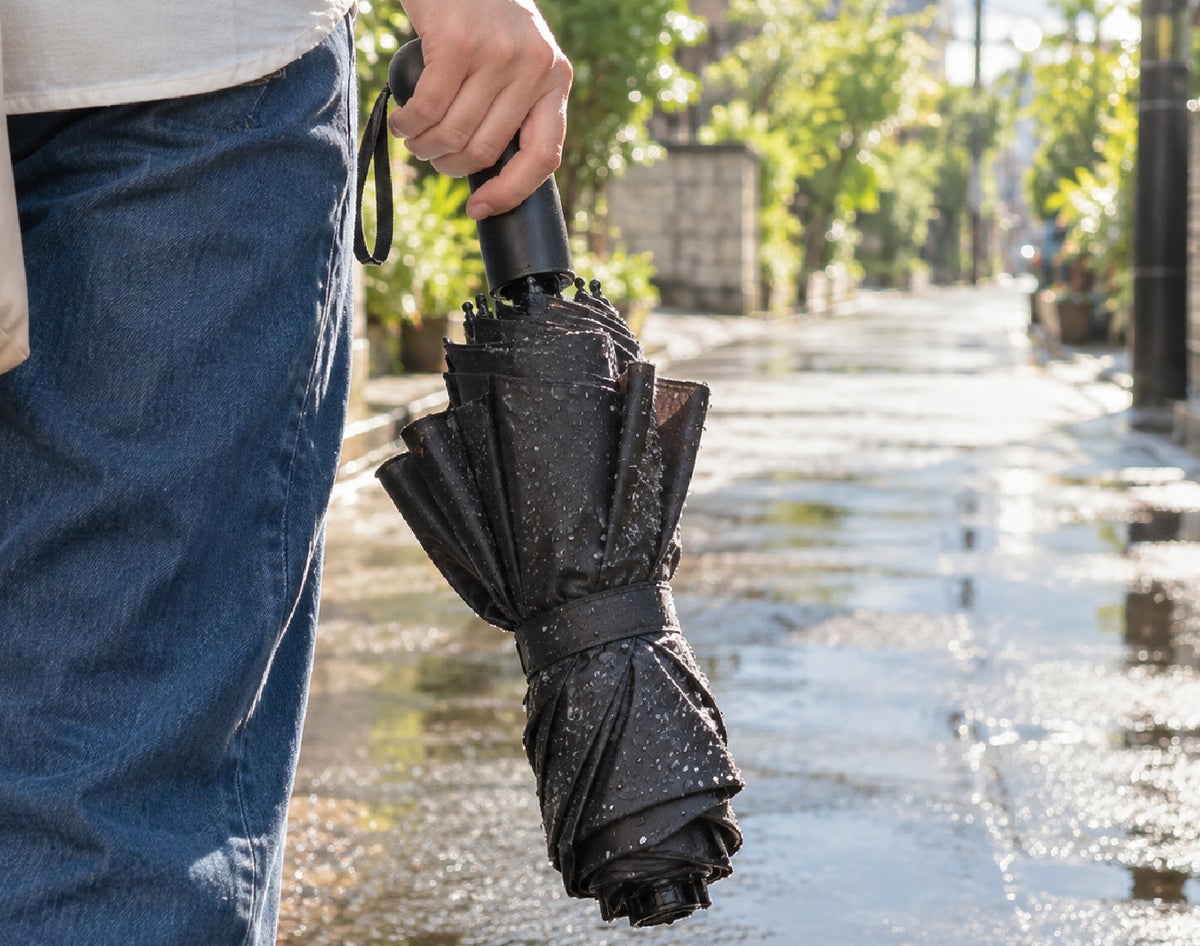 雨上がりの濡れた折り畳み傘、包んでそのまま鞄へ。傘の太さに合わせて留められる「GRAFF くっつく吸水傘ケース」が11月発売