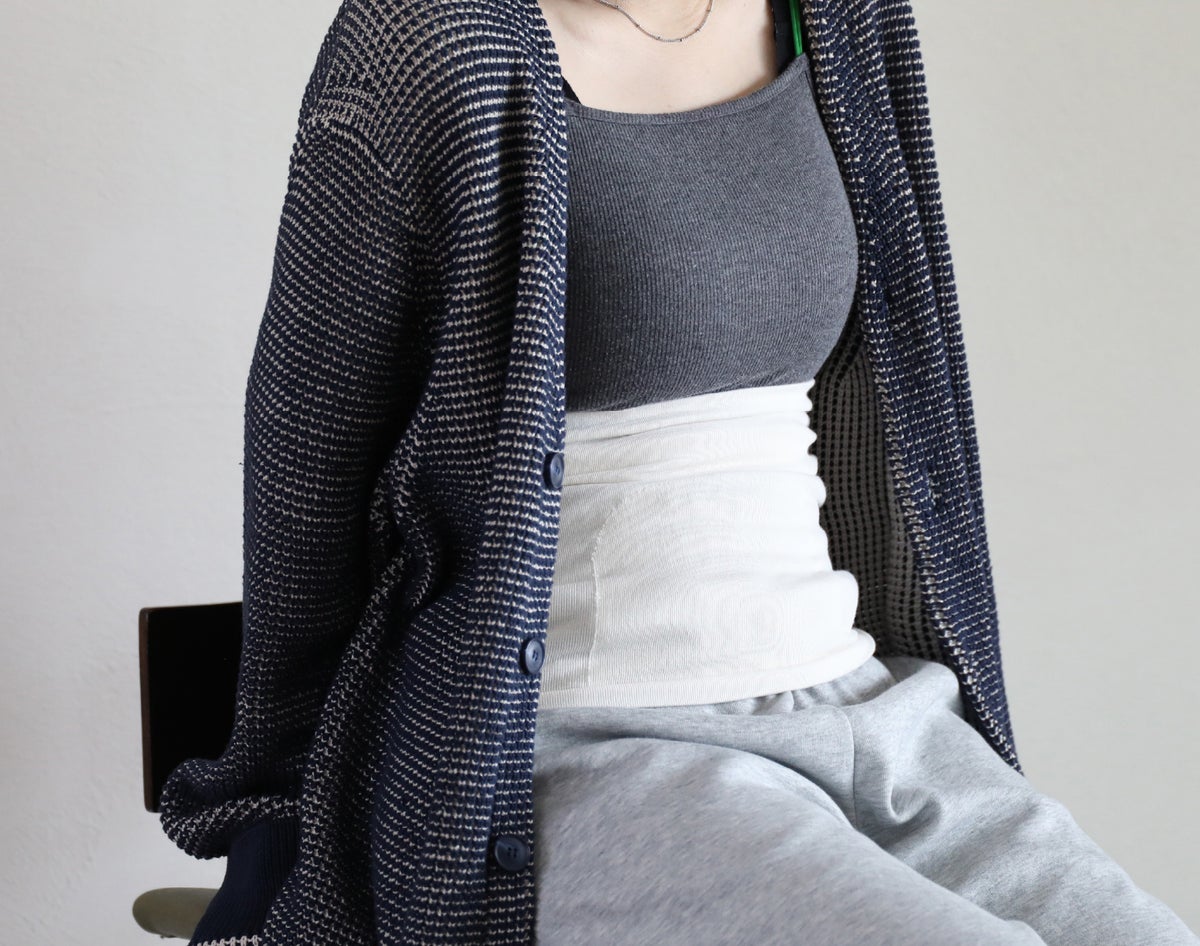 冬の重ね着に、腹巻きの厚みまで足したくない。服に響きにくい薄手の「tutum 年中使える温はらまき」