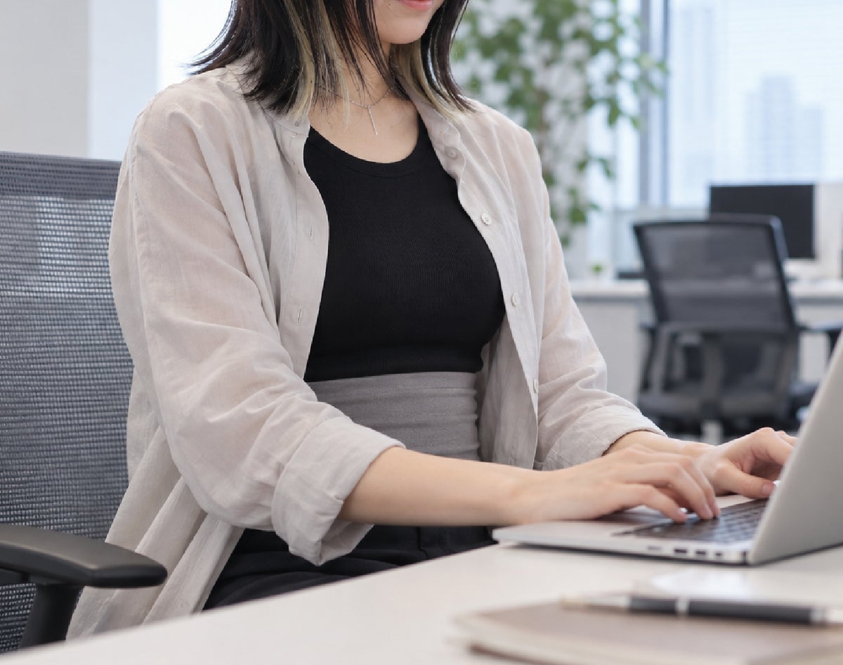 冬の重ね着に、腹巻きの厚みまで足したくない。服に響きにくい薄手の「tutum 年中使える温はらまき」