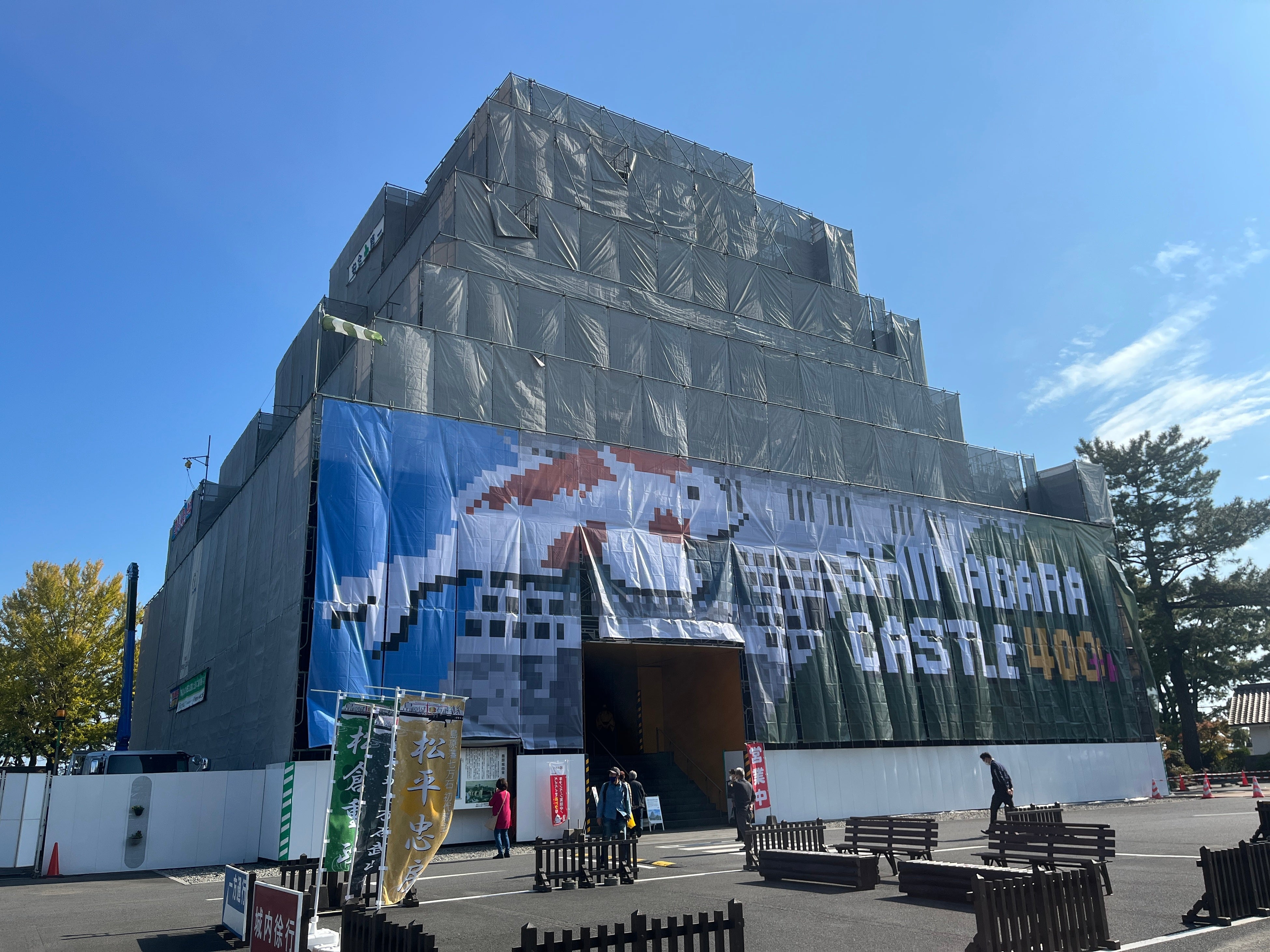 取付開始された天守閣